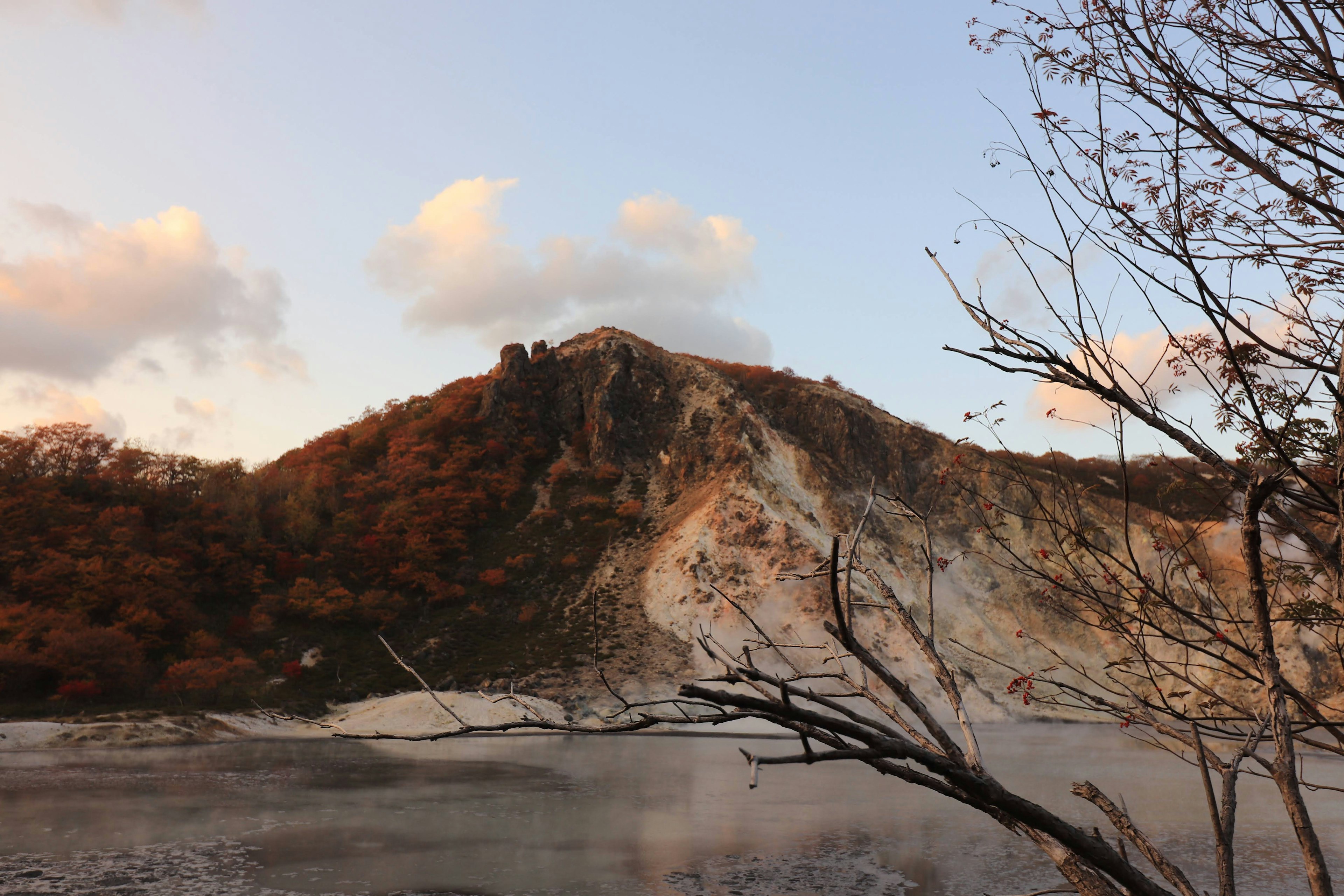 Vue panoramique d'une montagne avec feuillage d'automne et source chaude