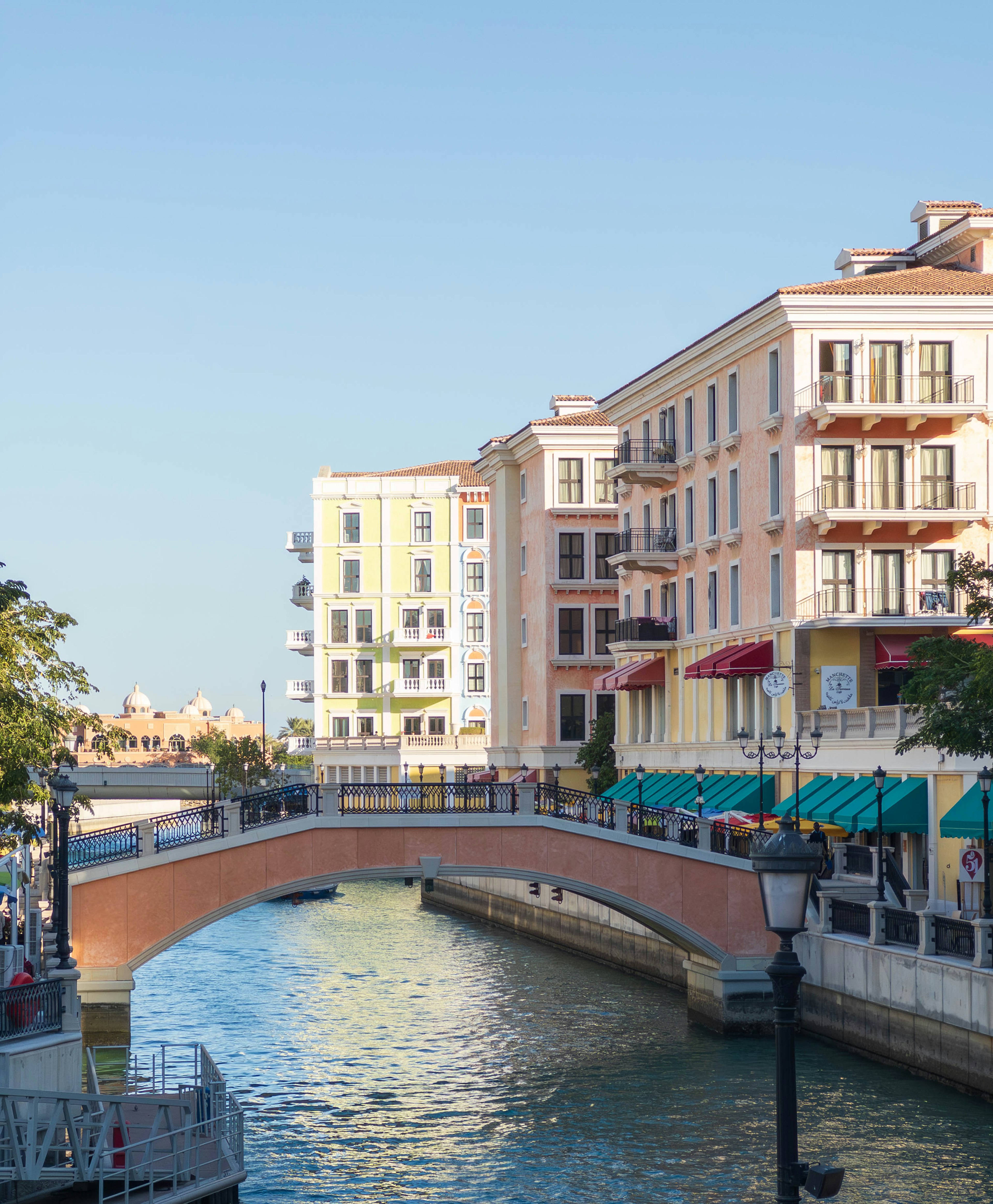 Vista escénica de un canal con edificios coloridos bajo un cielo azul