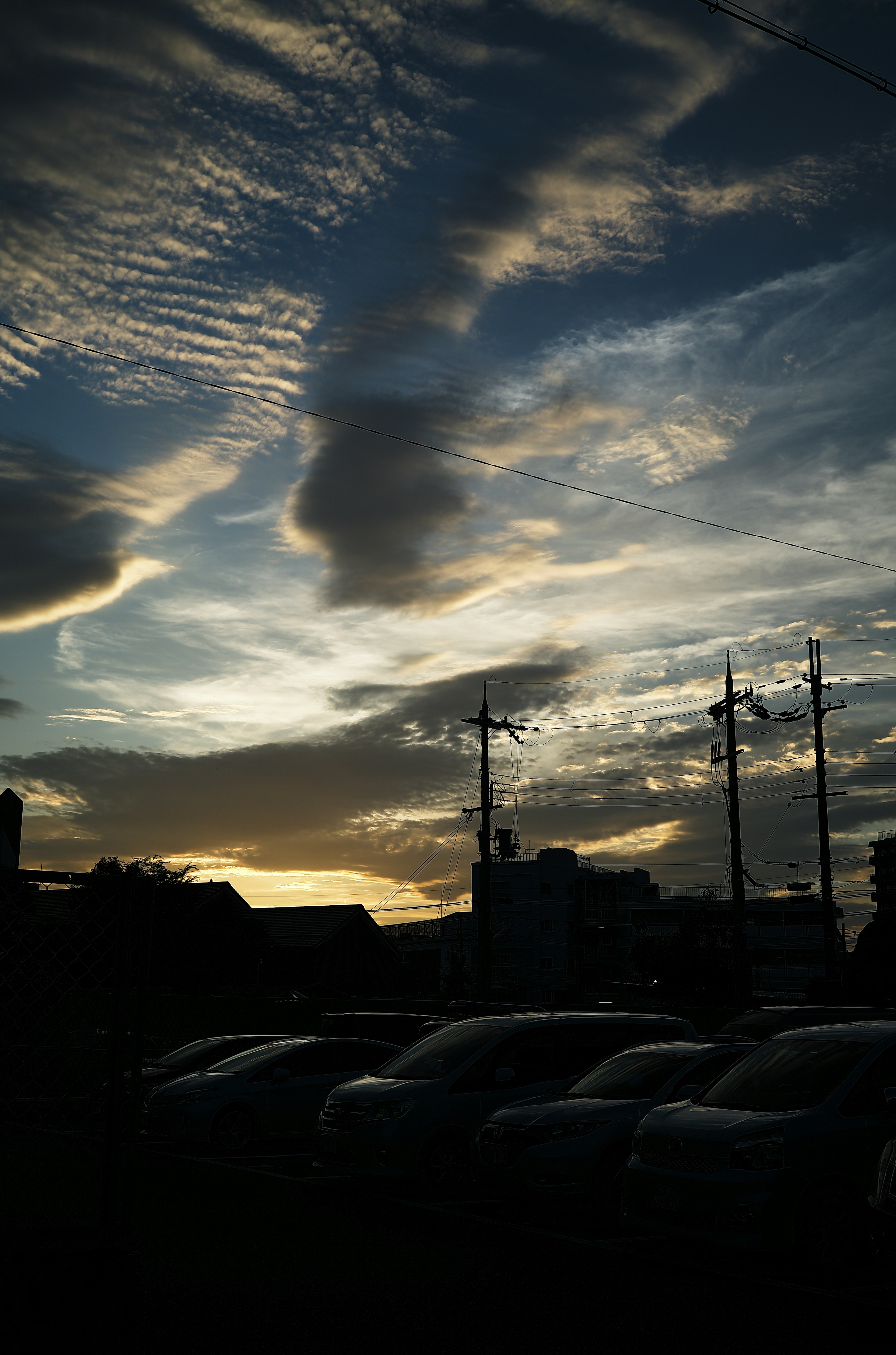 夕焼け空の雲とシルエットの建物