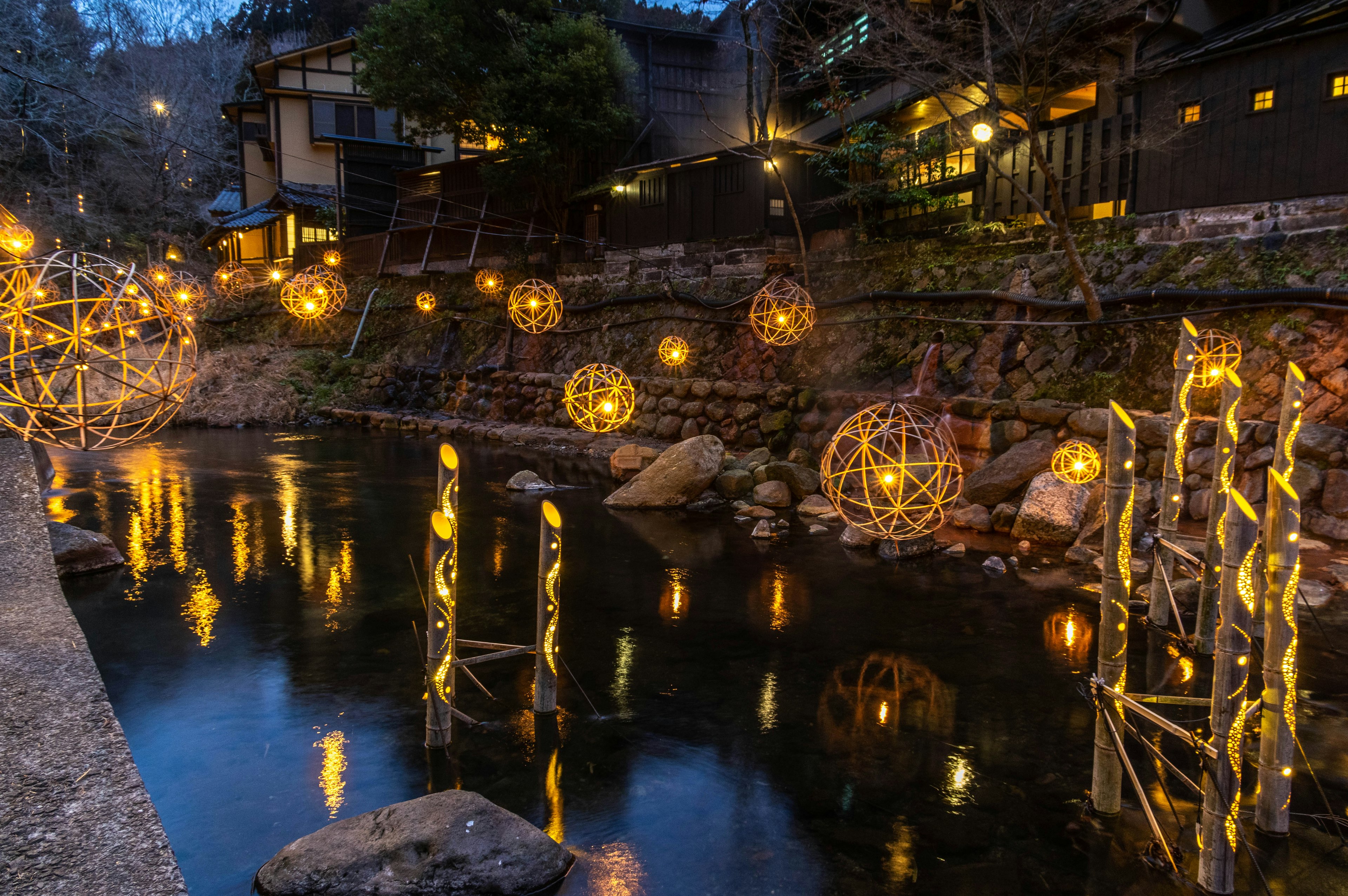 Scena notturna con belle lanterne e luci che galleggiano sul fiume