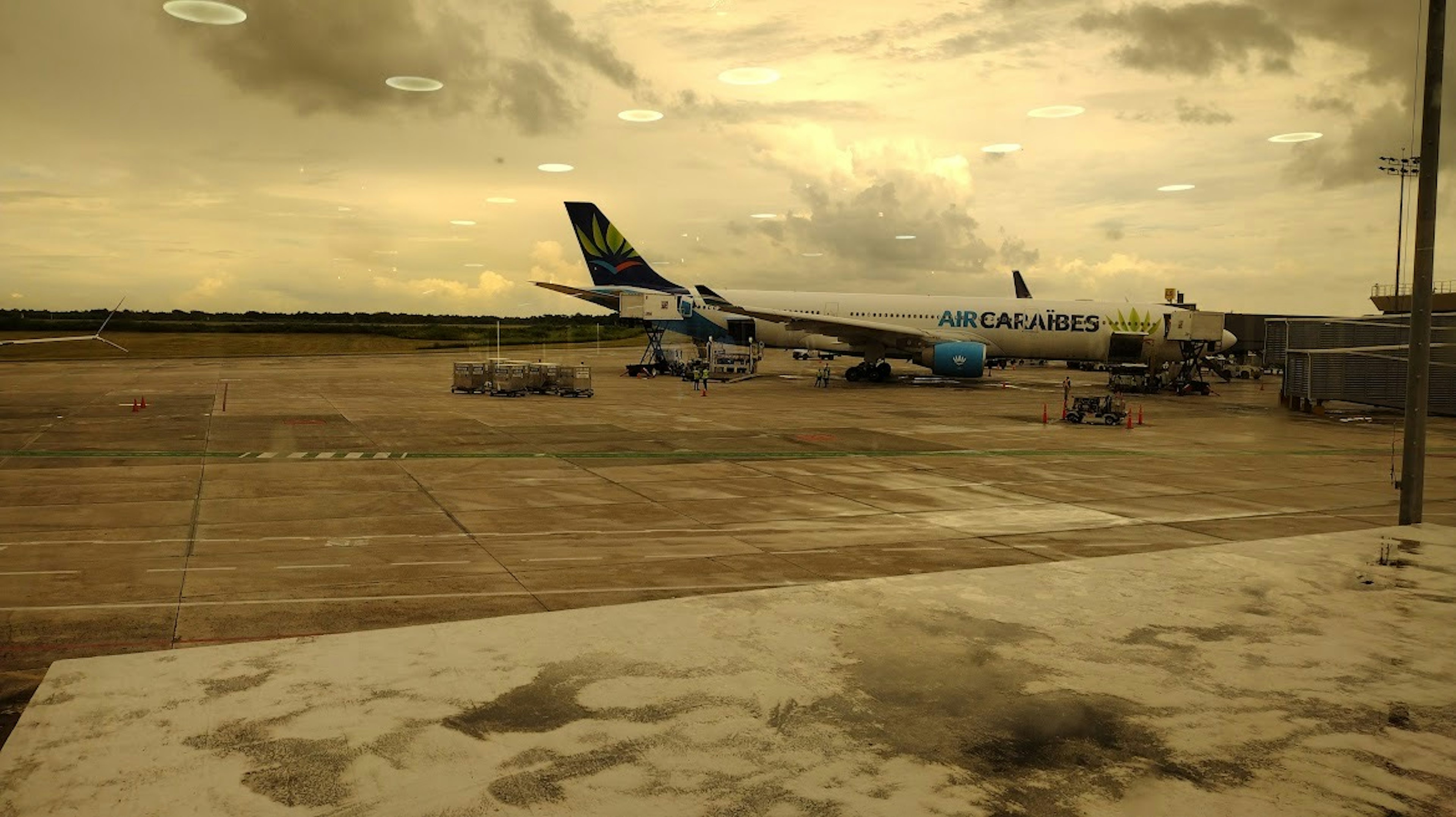 空港の滑走路に停まっている飛行機と暗い空