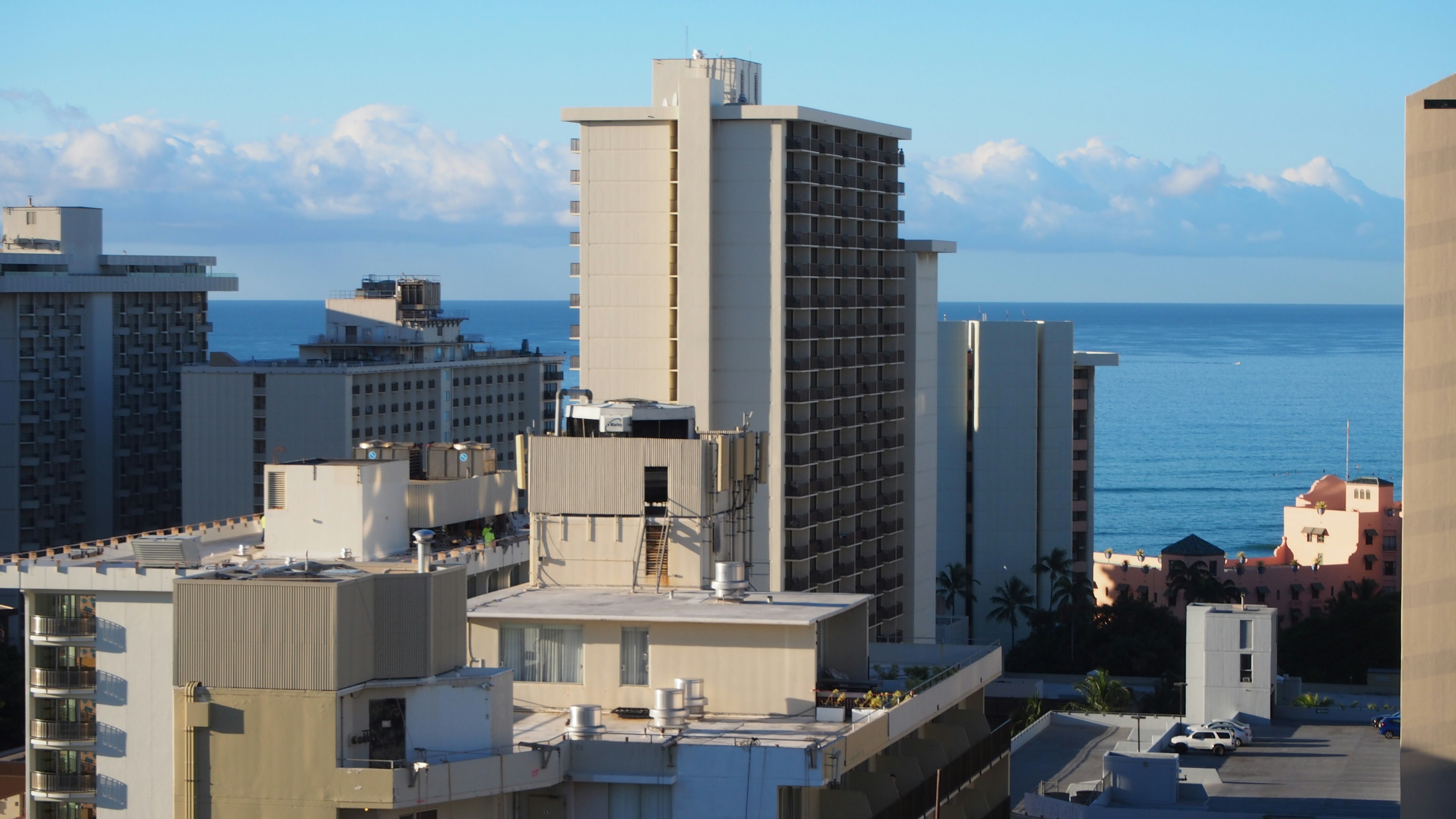 Vue de bâtiments de grande hauteur donnant sur la mer