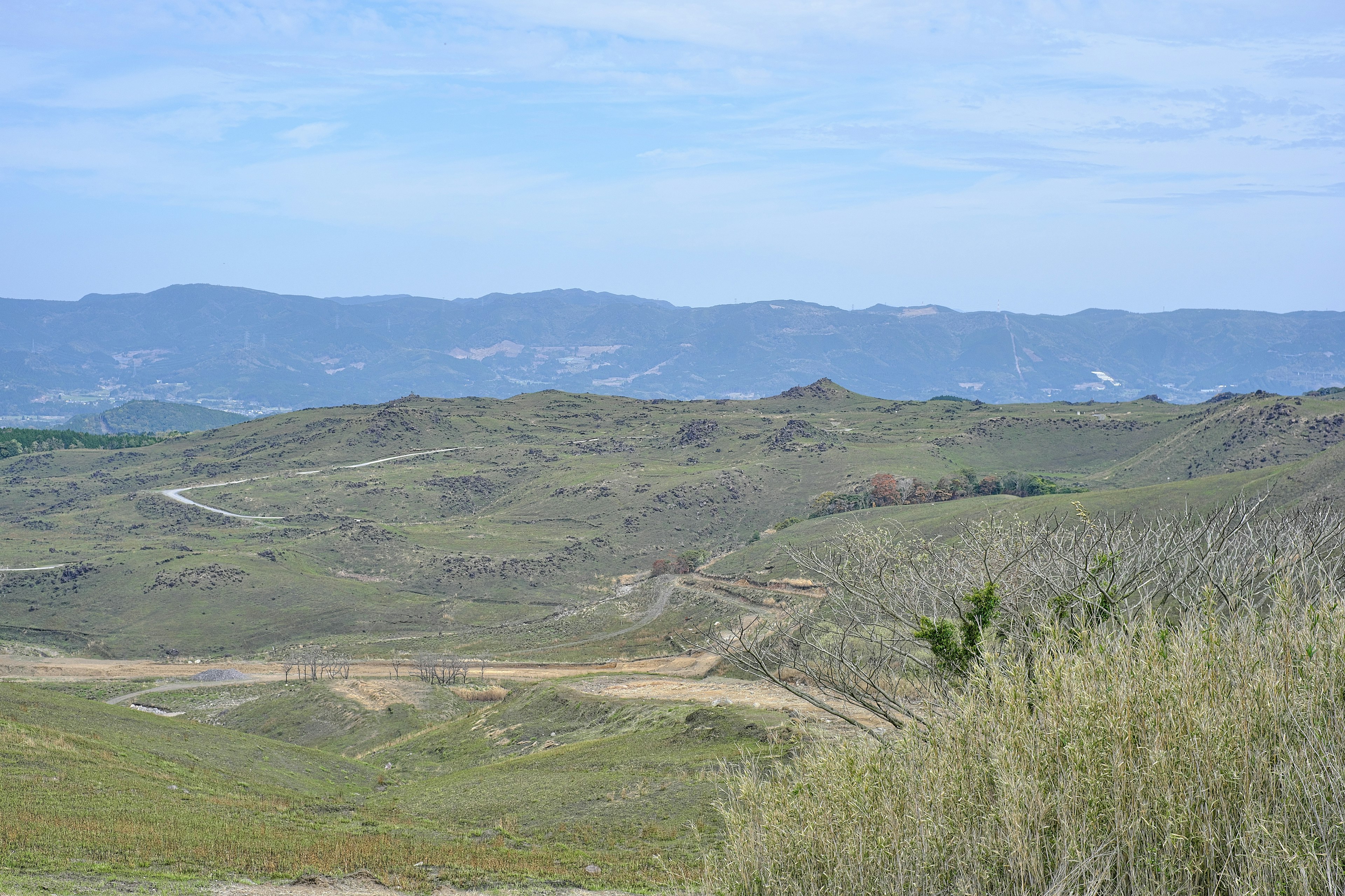 Collines vertes expansives sous un ciel bleu