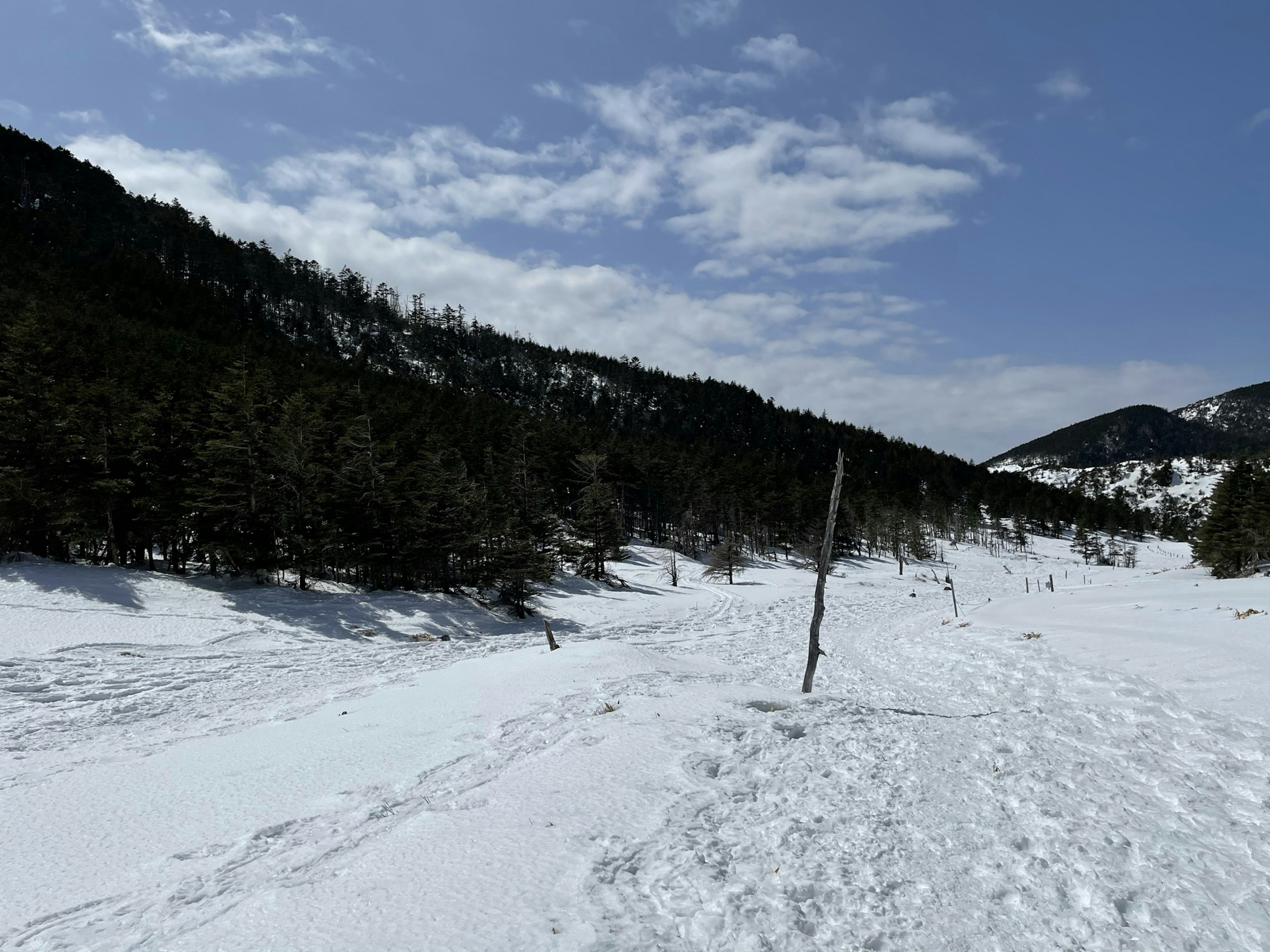 Paesaggio innevato con montagne sotto un cielo blu