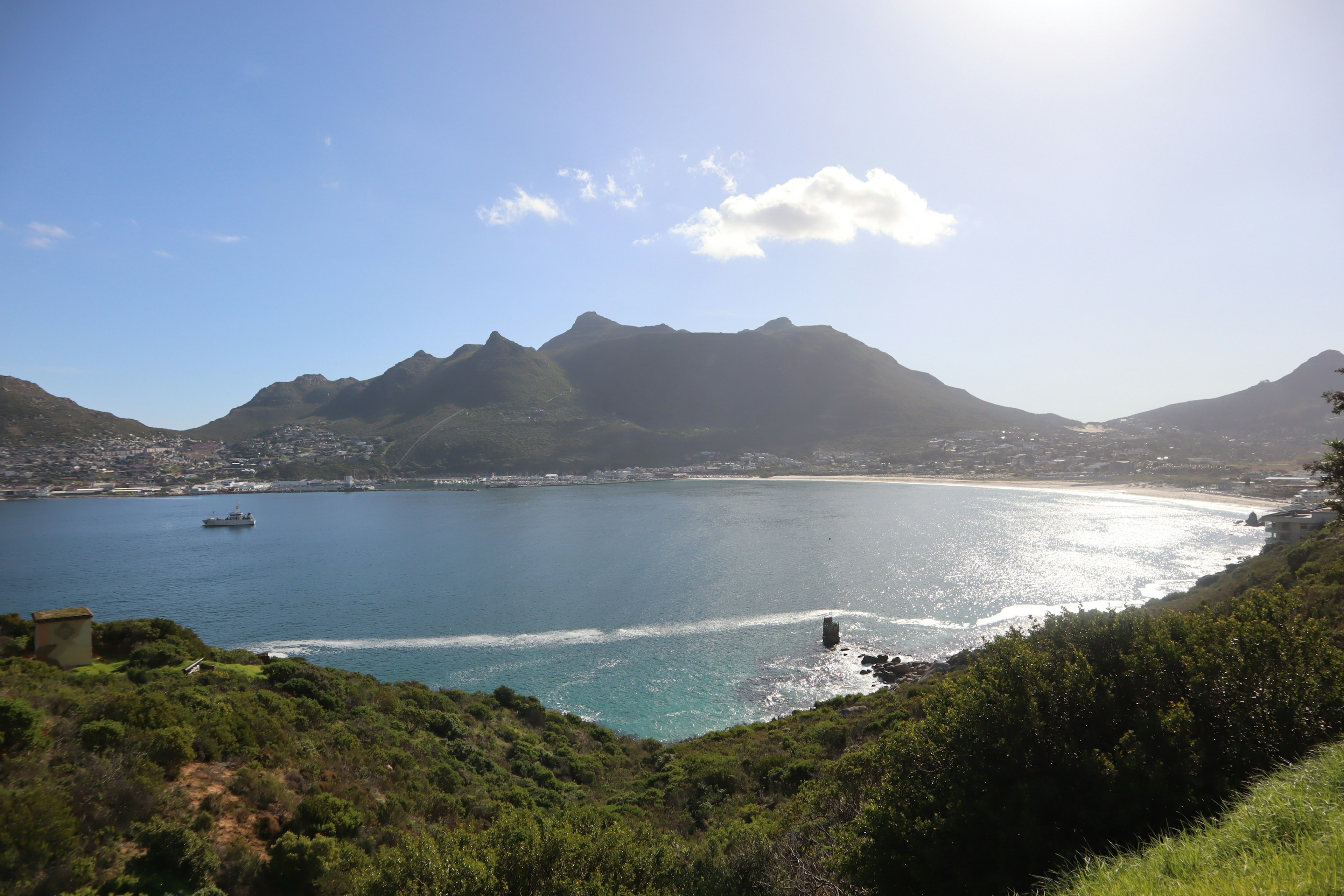 Vue côtière pittoresque avec océan bleu et collines vertes