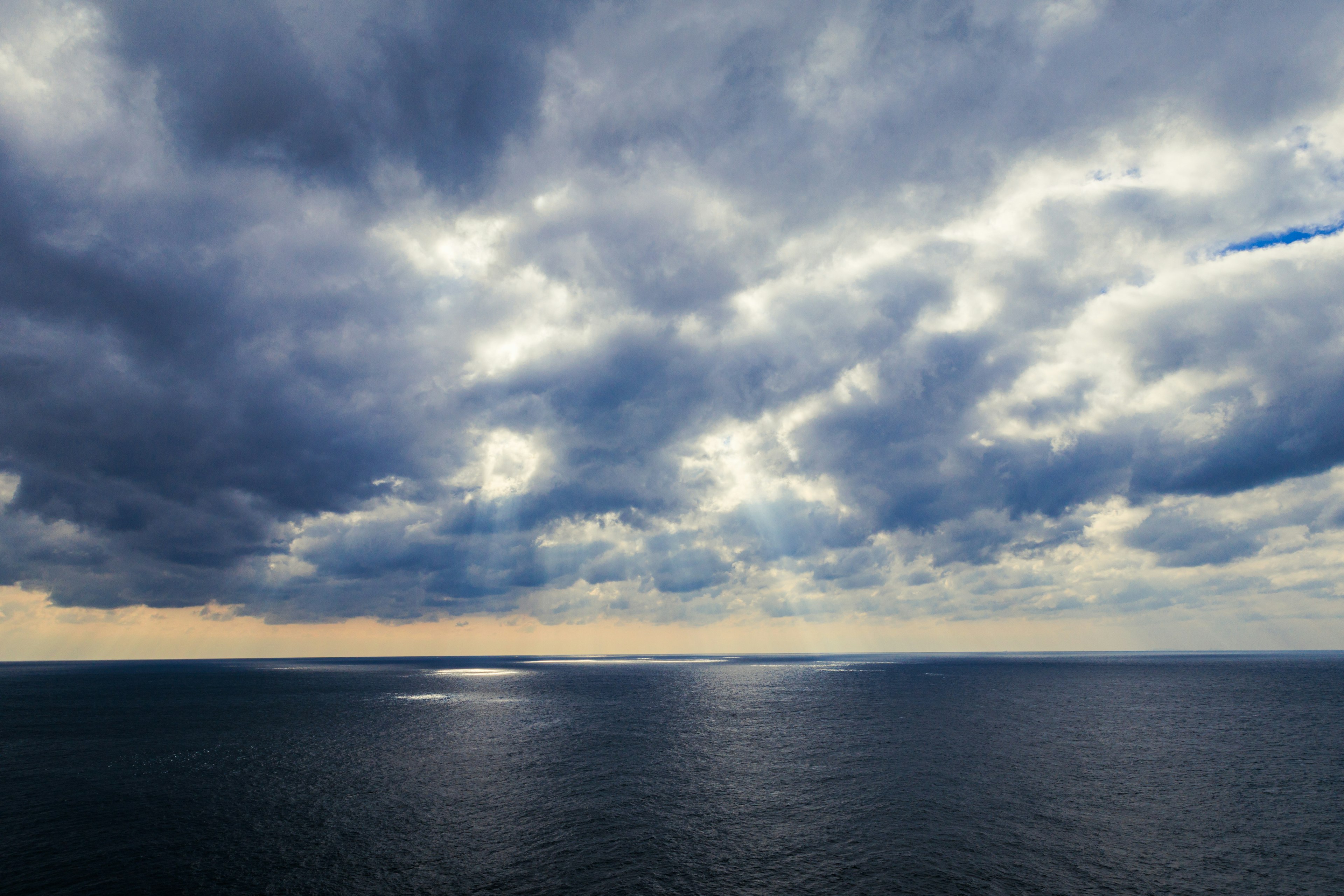 広がる海と暗い雲の風景