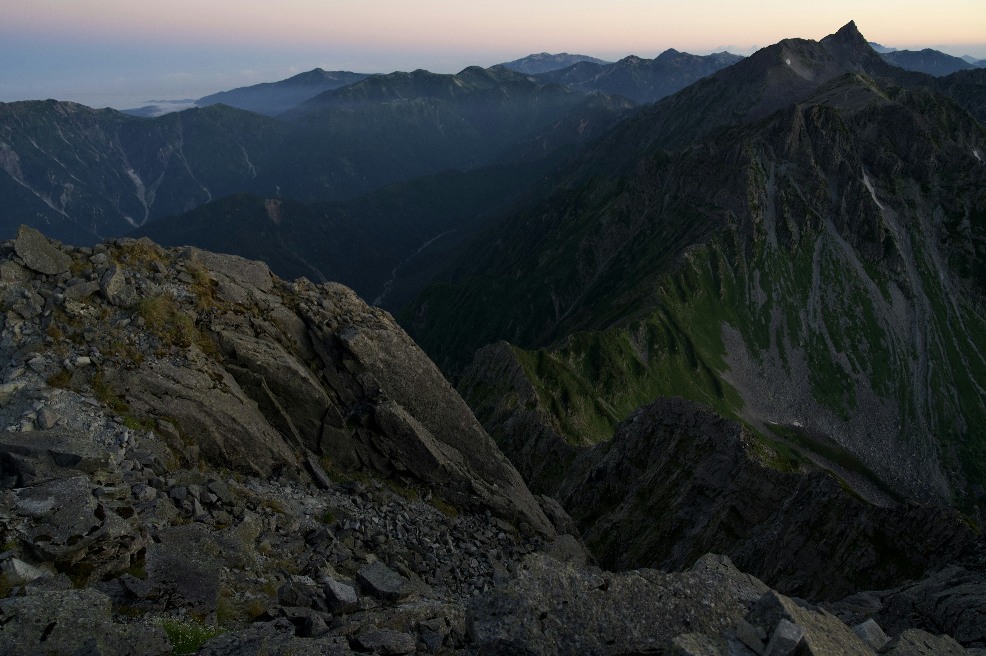 Paesaggio montano panoramico luce soffusa al tramonto che illumina le cime