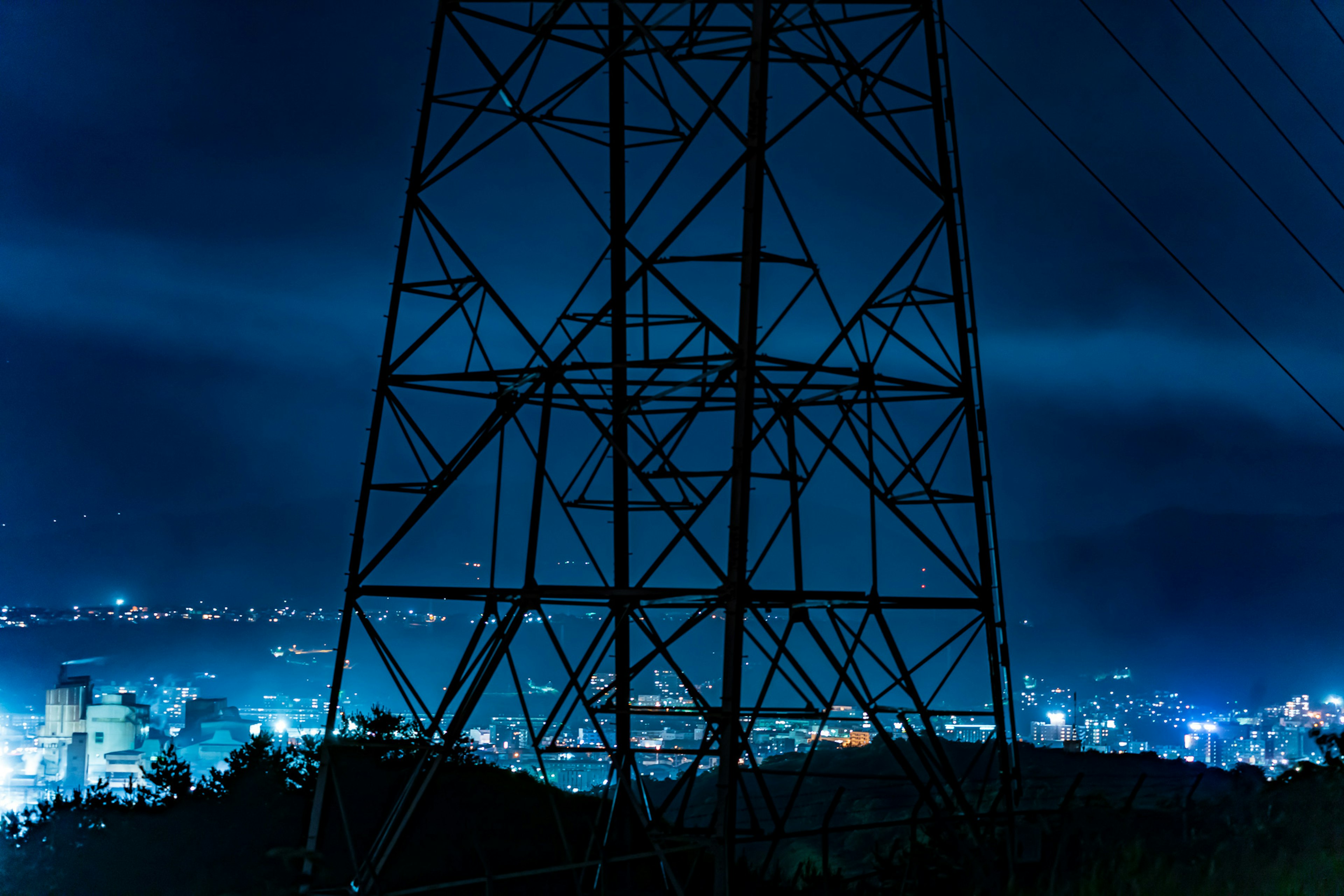 夜景の中の電柱と都市の光