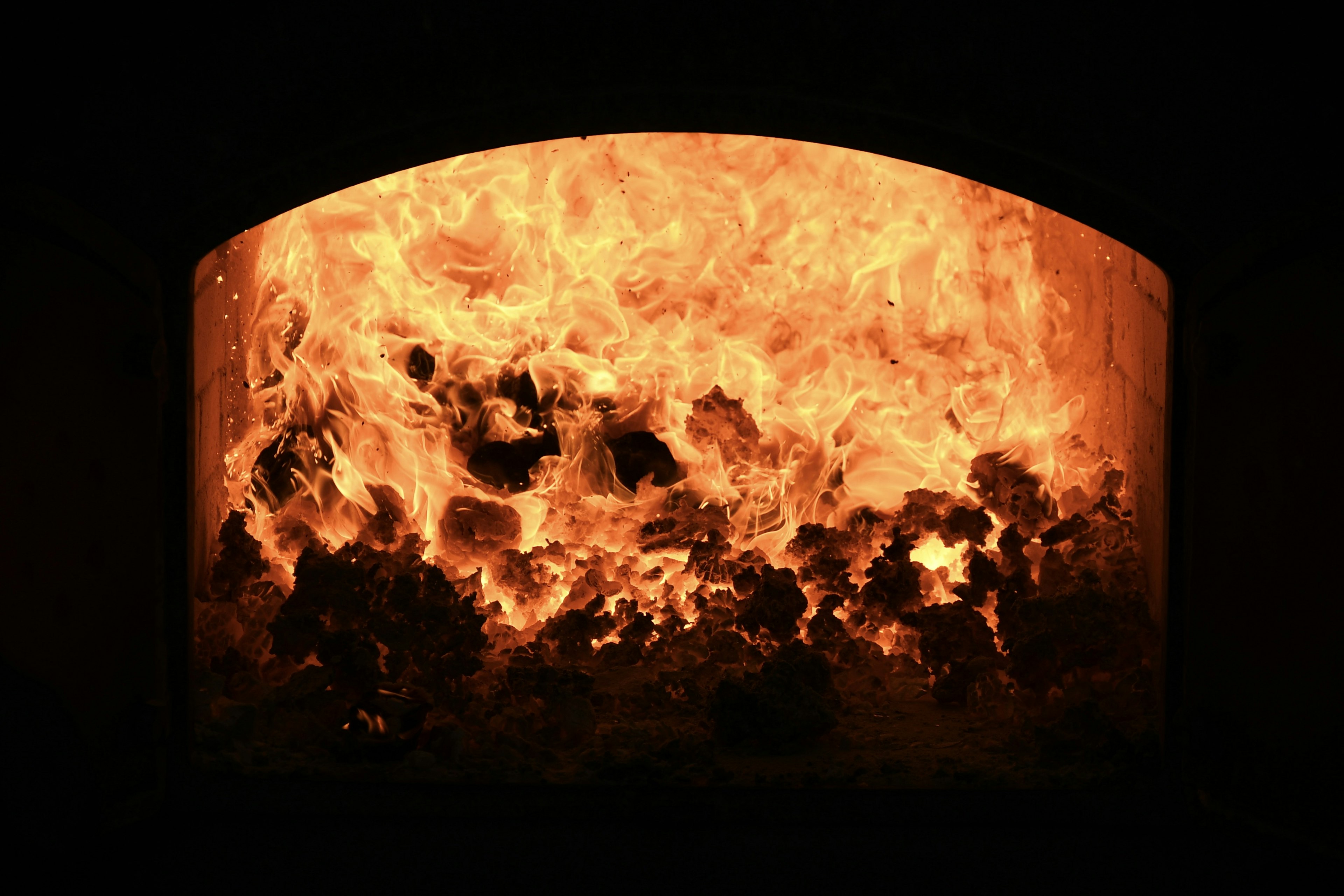 Vue de flammes brûlant intensément à l'intérieur d'un four