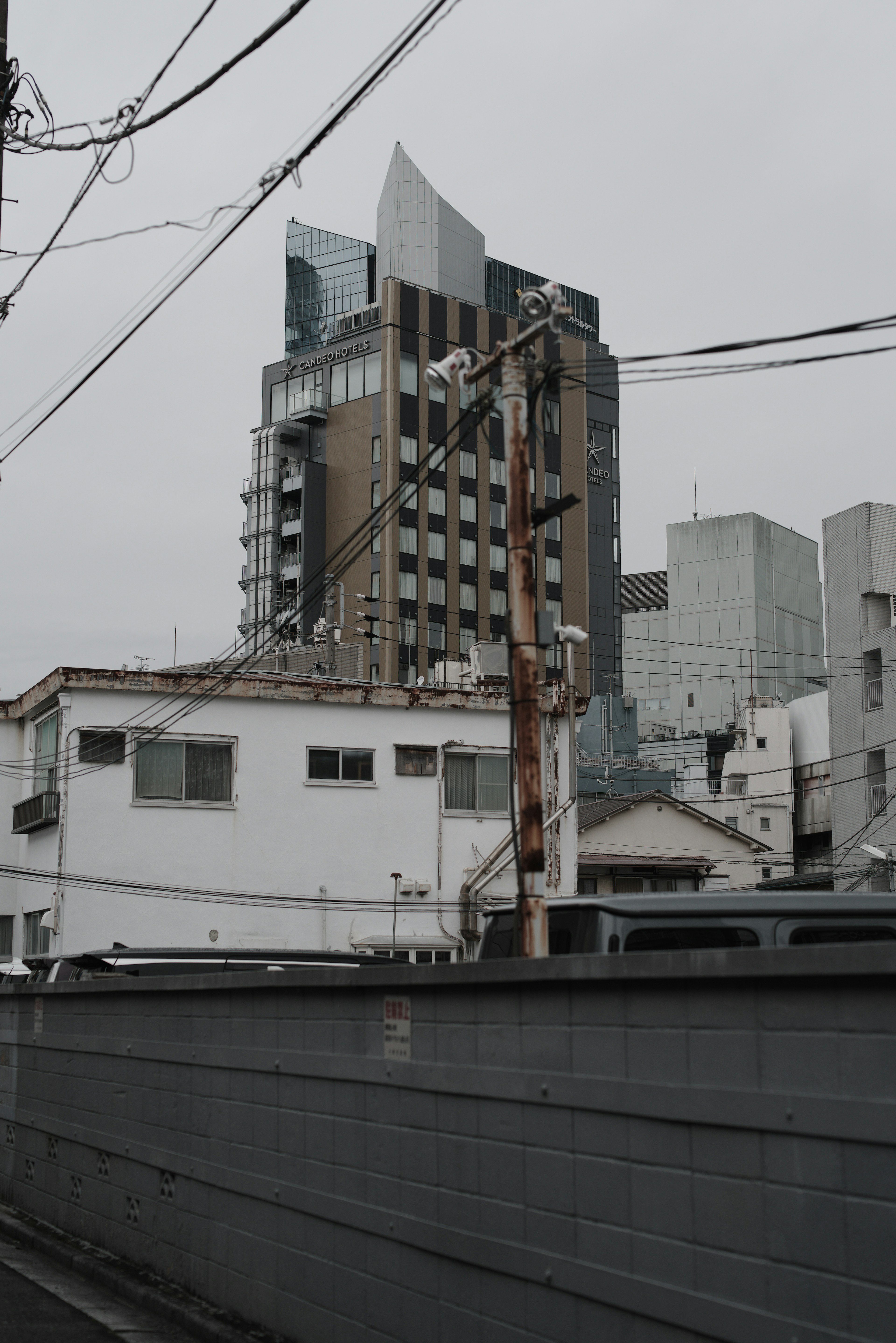 Paesaggio urbano con grattacieli e linee elettriche