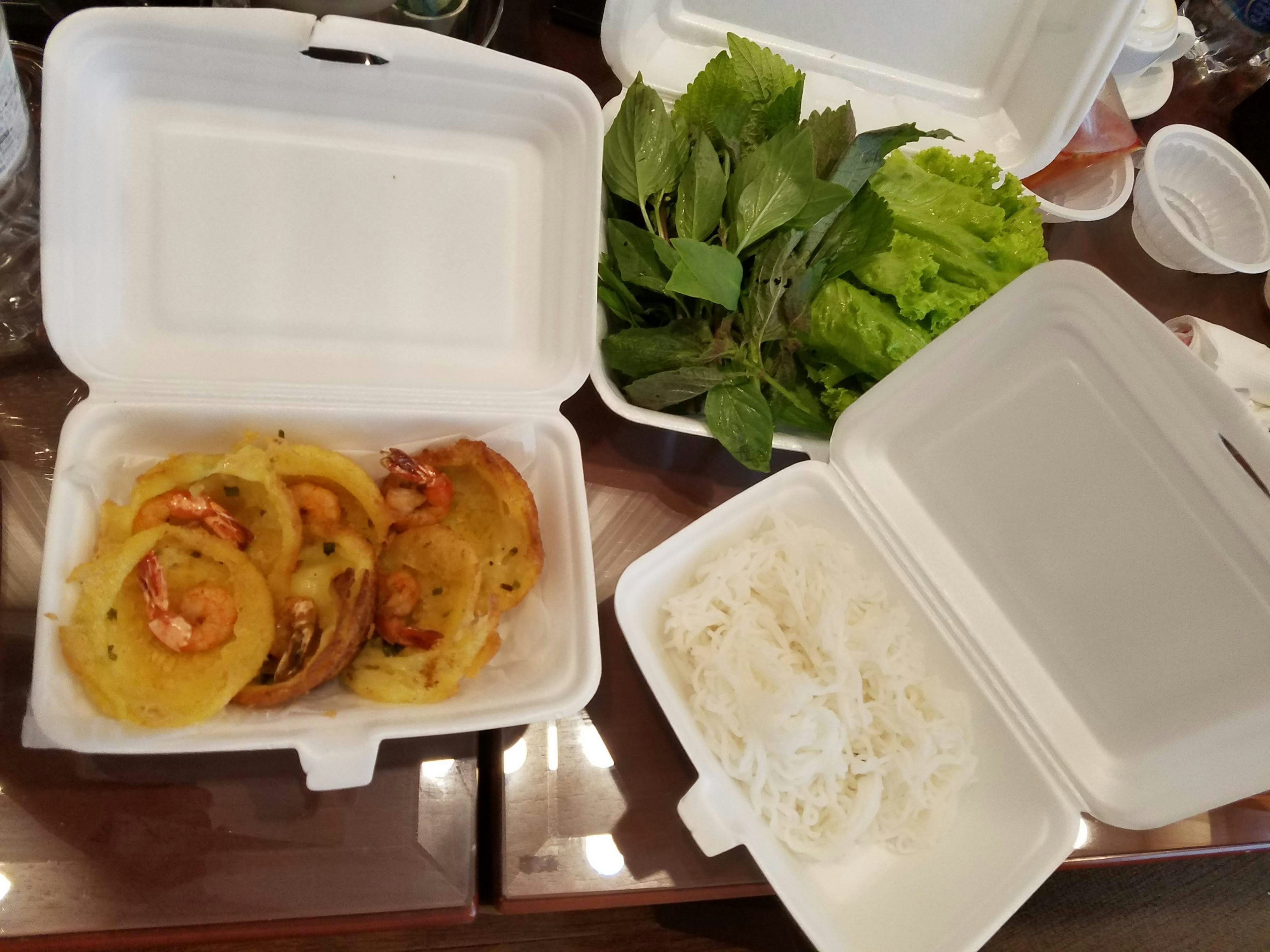 Takeout-Box mit Garnelen-Frühlingsrollen und Reis Frischer Gemüse-Mix