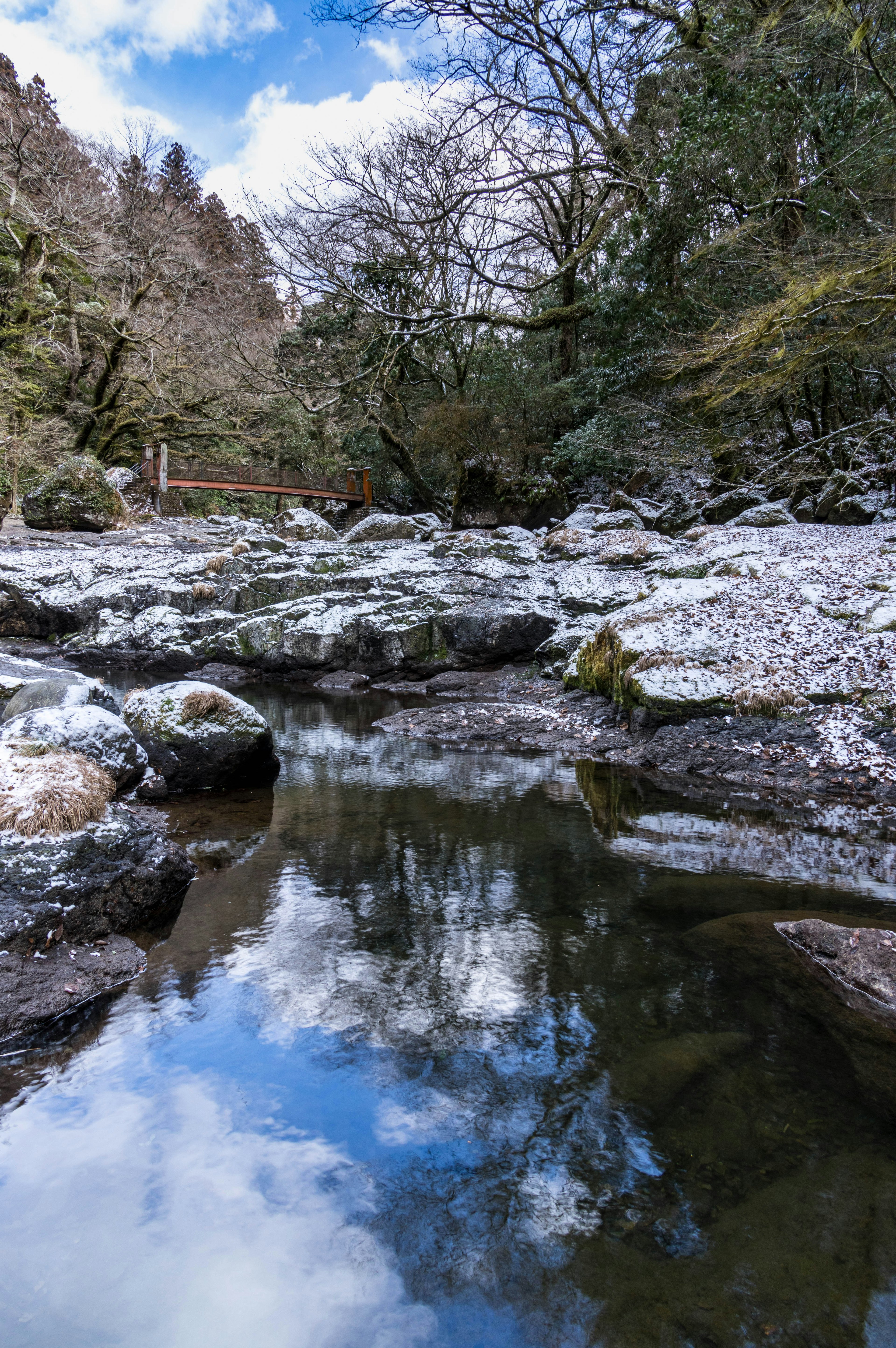 Une scène de rivière sereine avec des rives rocheuses et des reflets dans l'eau