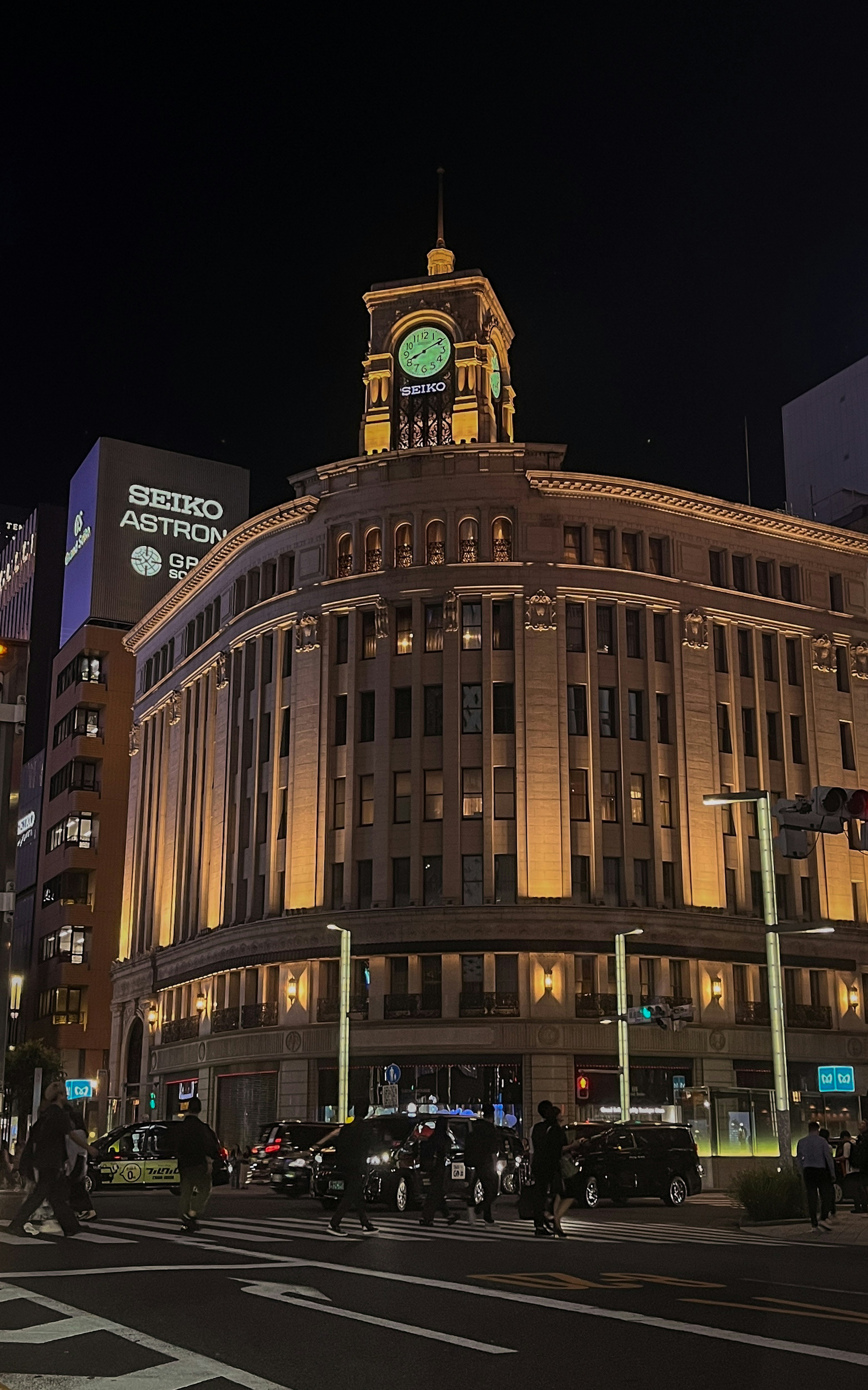 Ngoại thất đẹp của một tòa nhà có tháp đồng hồ ở Ginza vào ban đêm