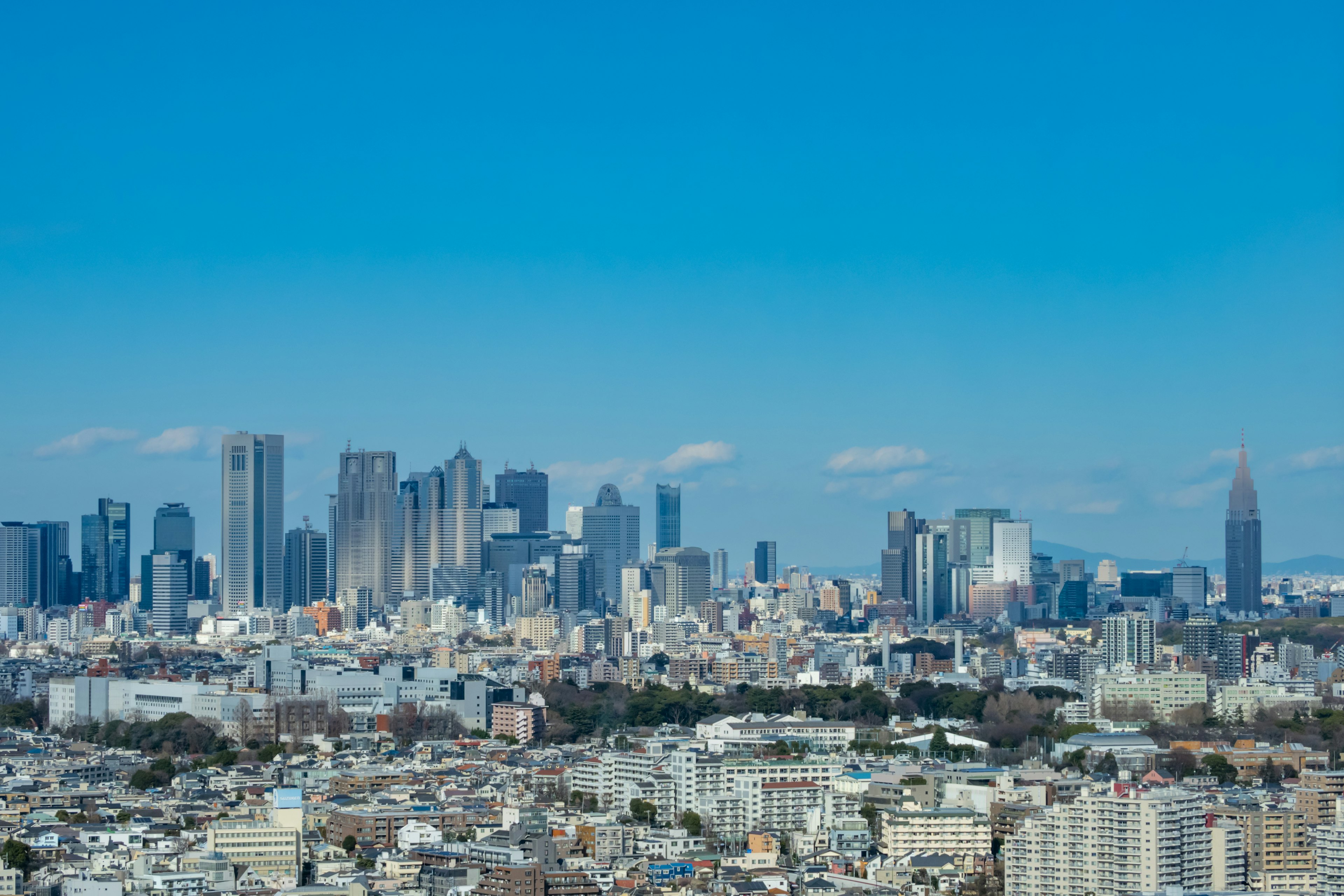 Skyline de Tokyo avec des gratte-ciel et un ciel bleu clair