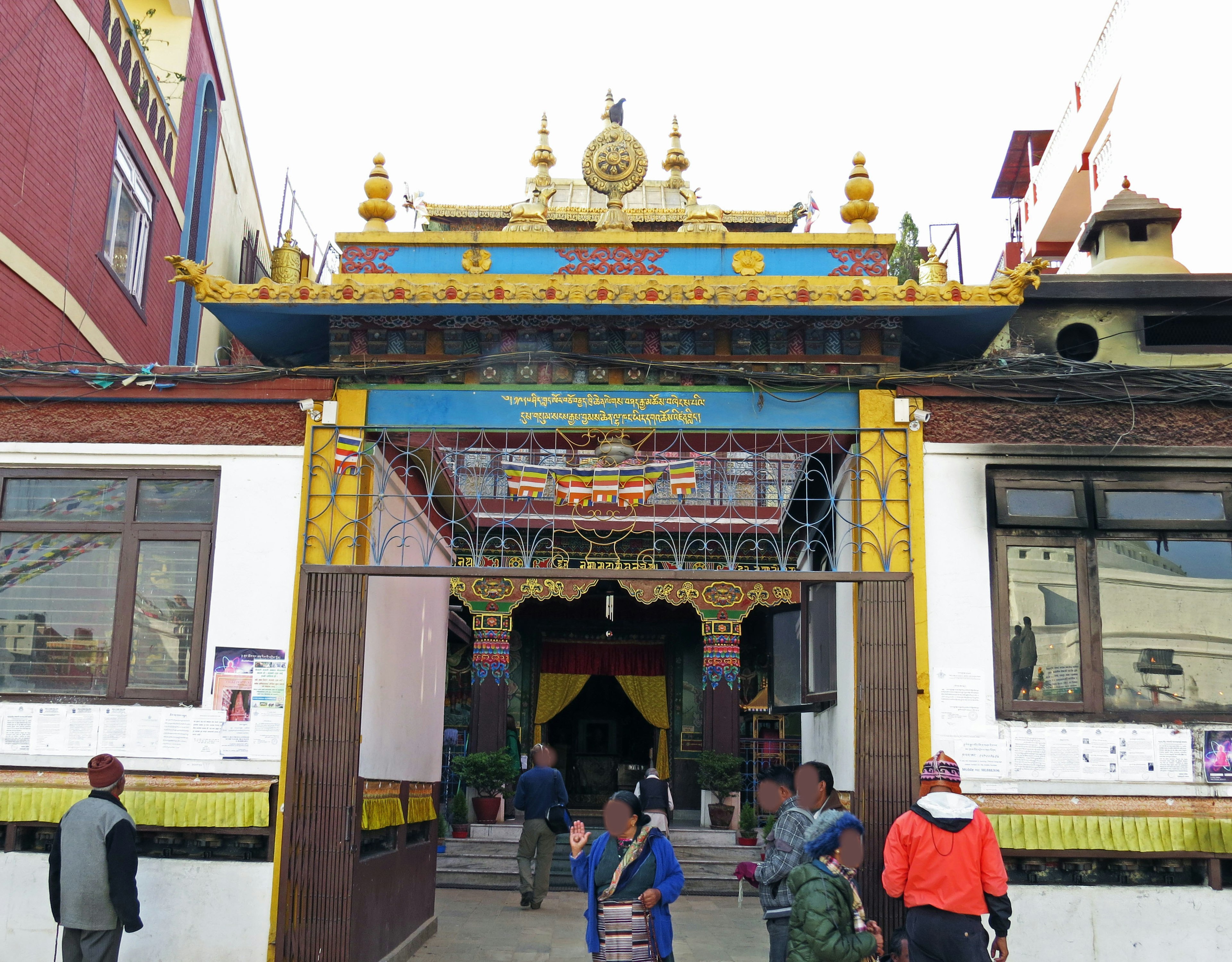 Entrée d'un temple coloré avec des décorations complexes et des visiteurs