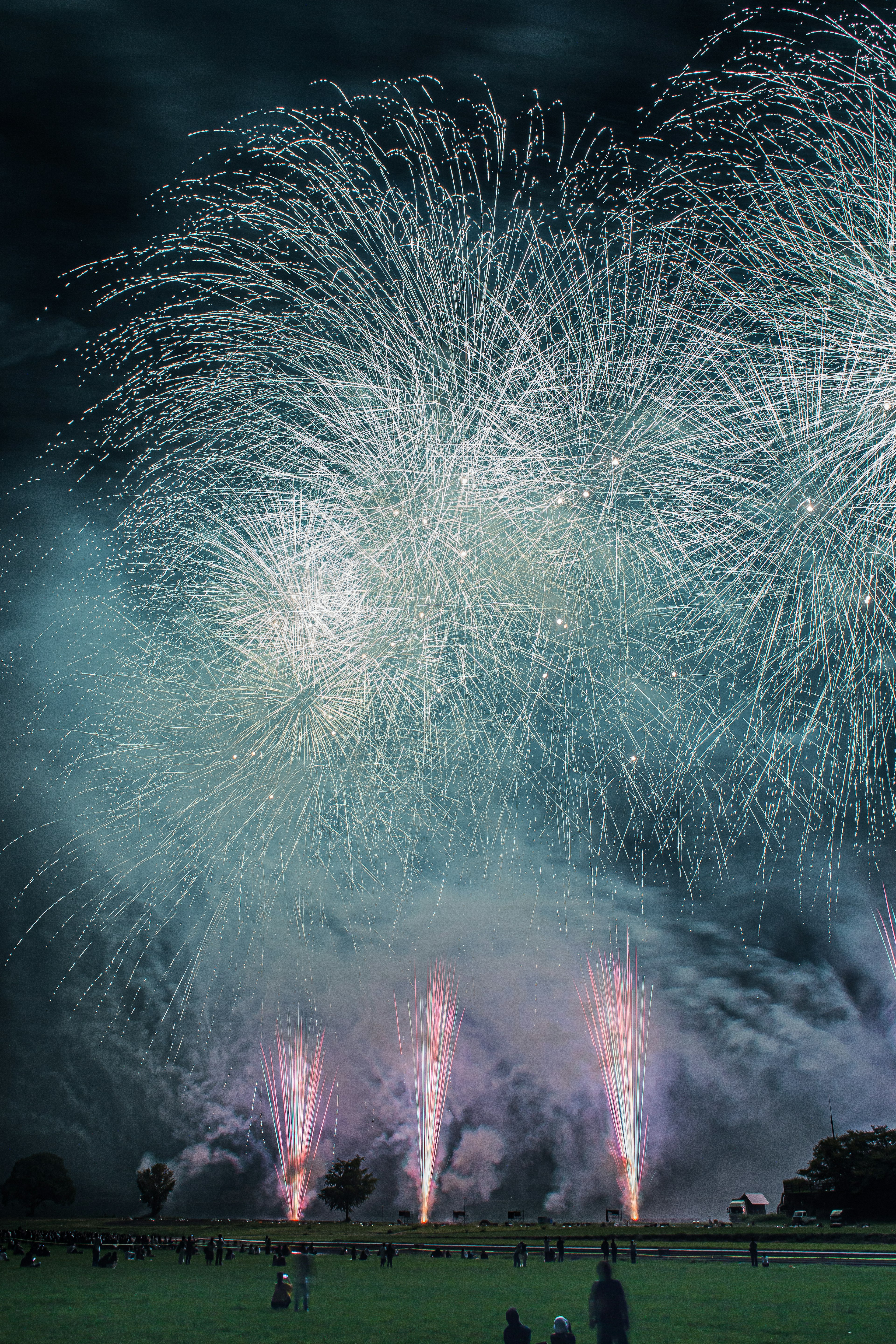 Espectáculo de fuegos artificiales coloridos iluminando el cielo nocturno