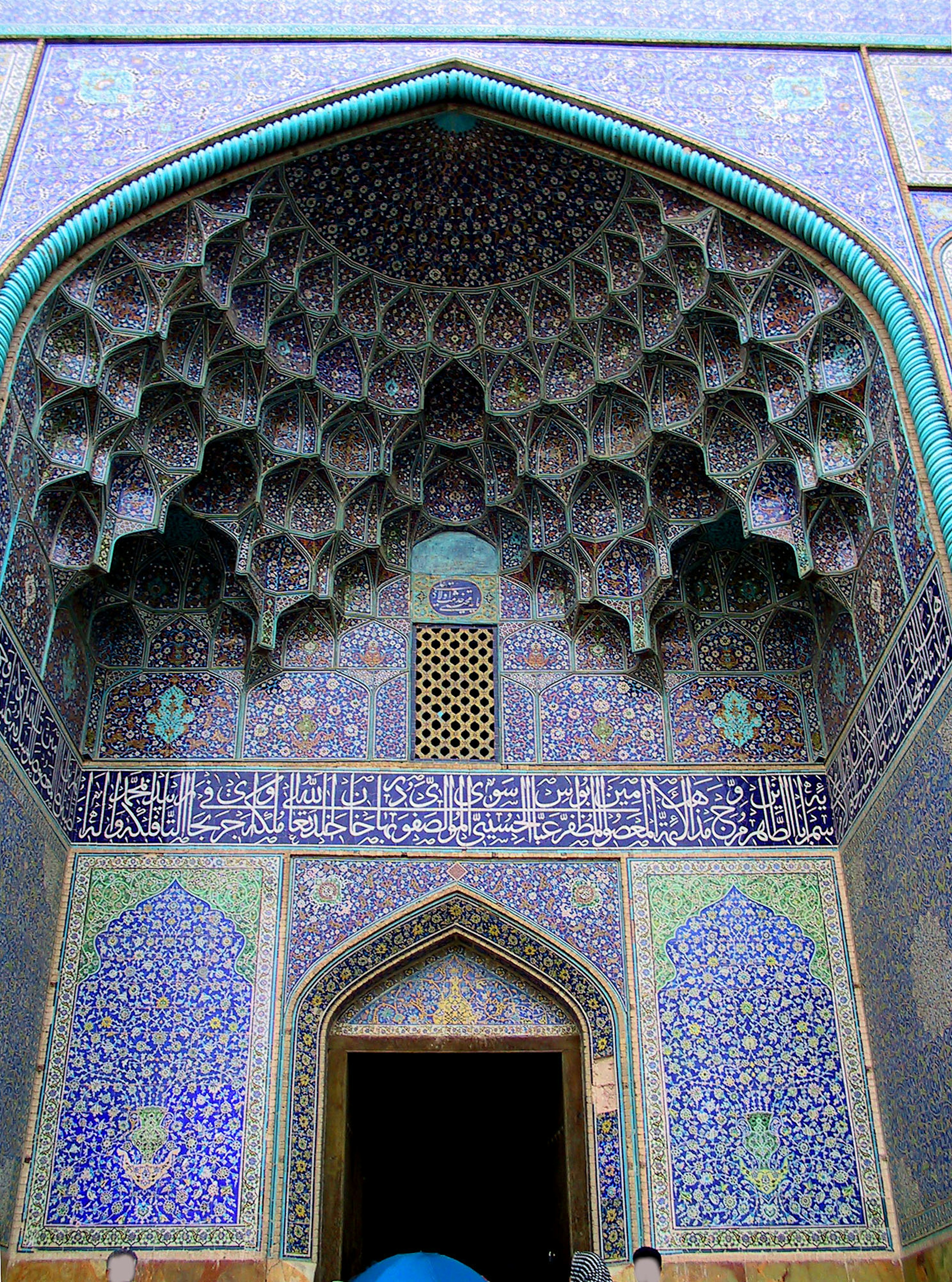 Entrée en arc avec un travail de carrelage complexe et un design de plafond magnifique