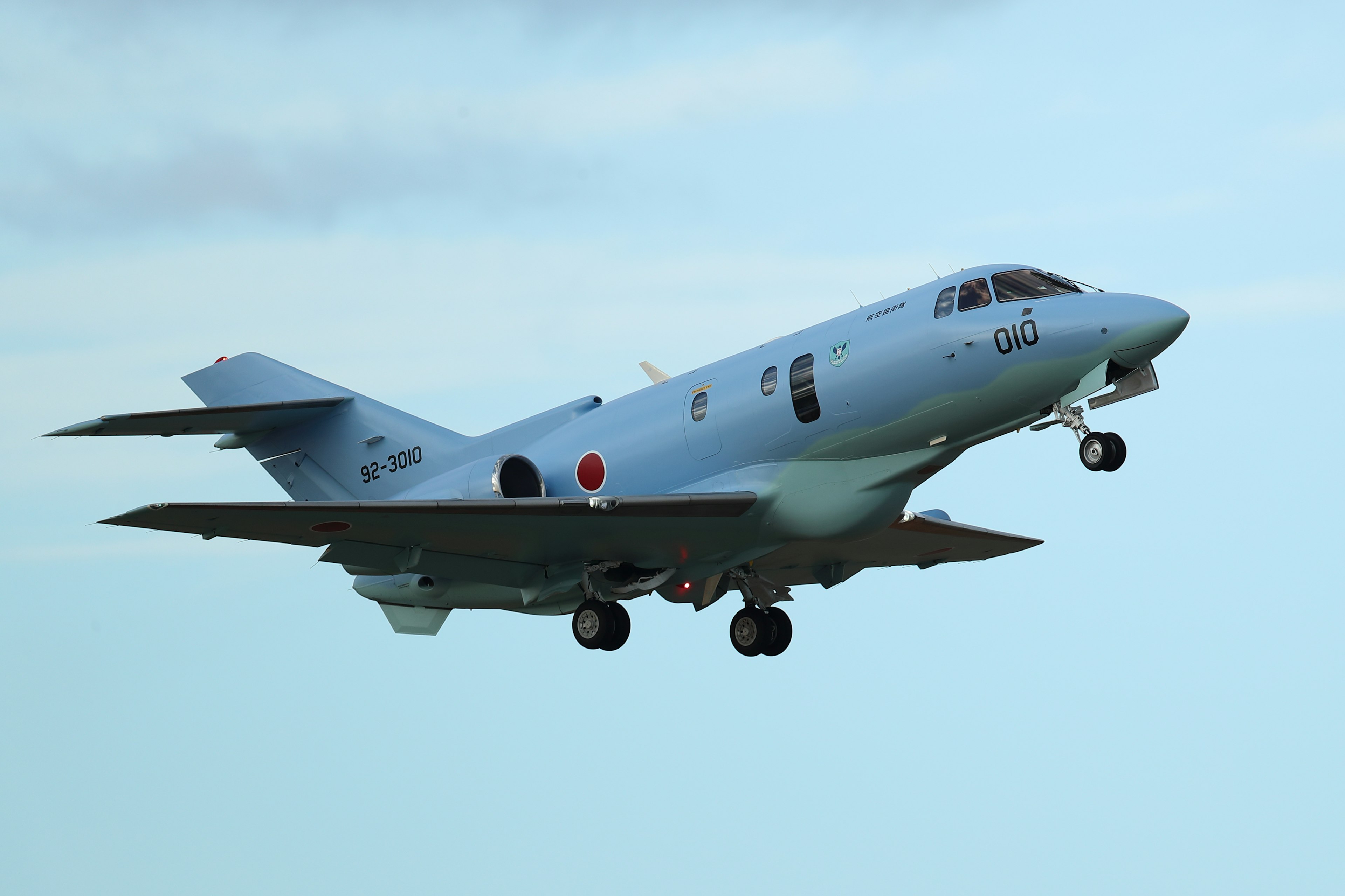 Avion japonais volant dans le ciel