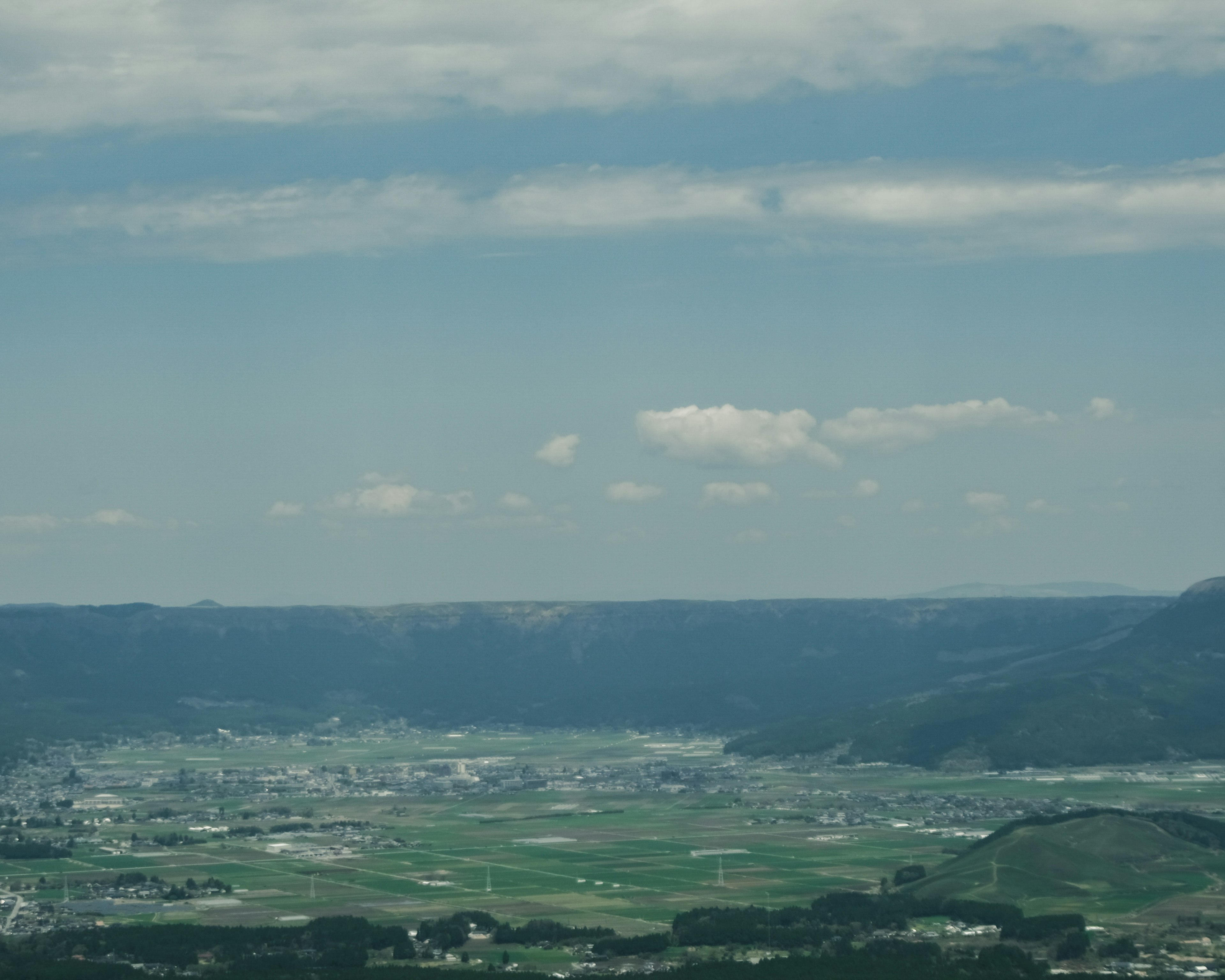 Ein Panoramablick auf grüne Felder unter einem blauen Himmel