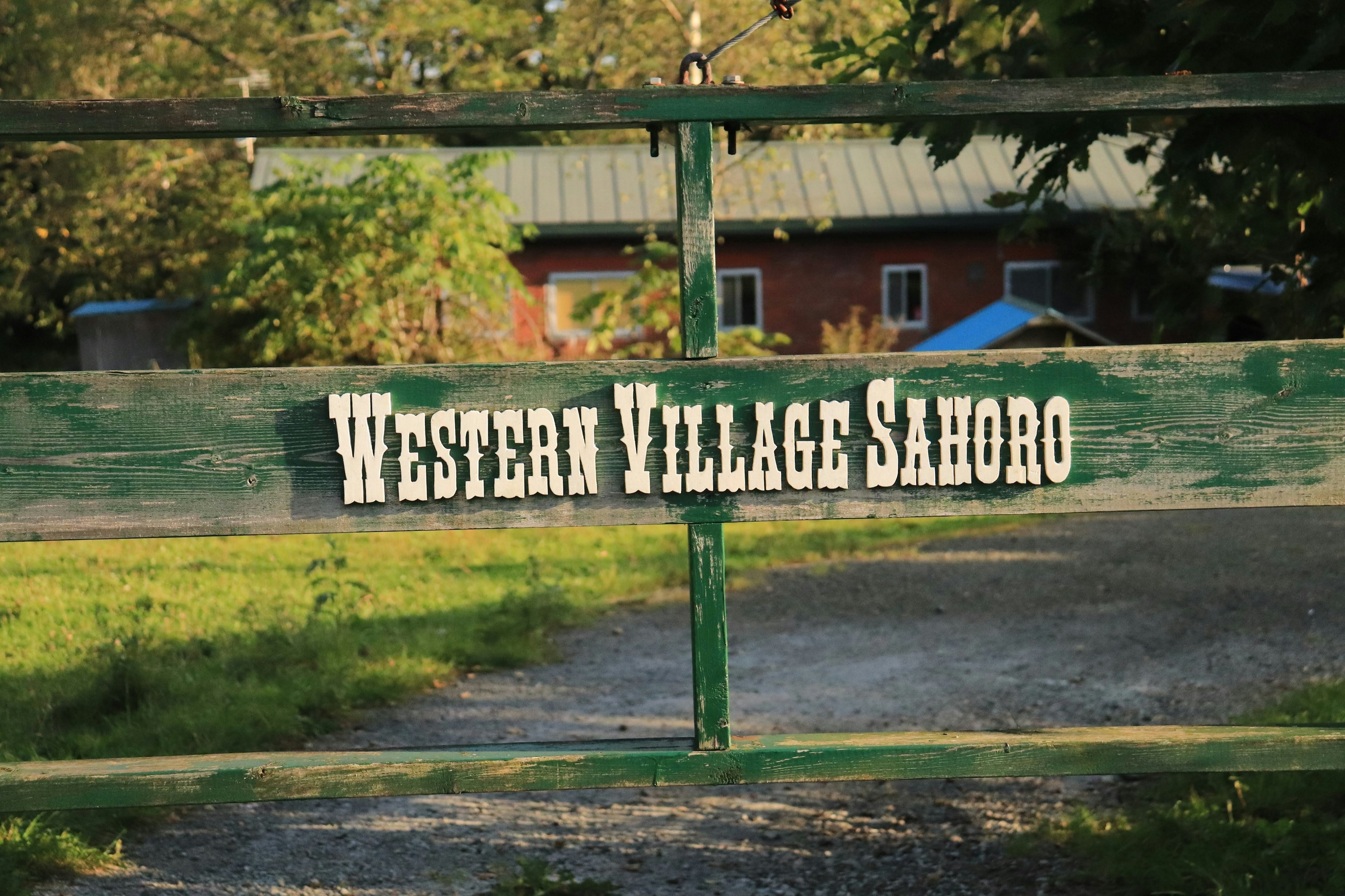 Porte verte avec panneau pour Western Village Sahoro