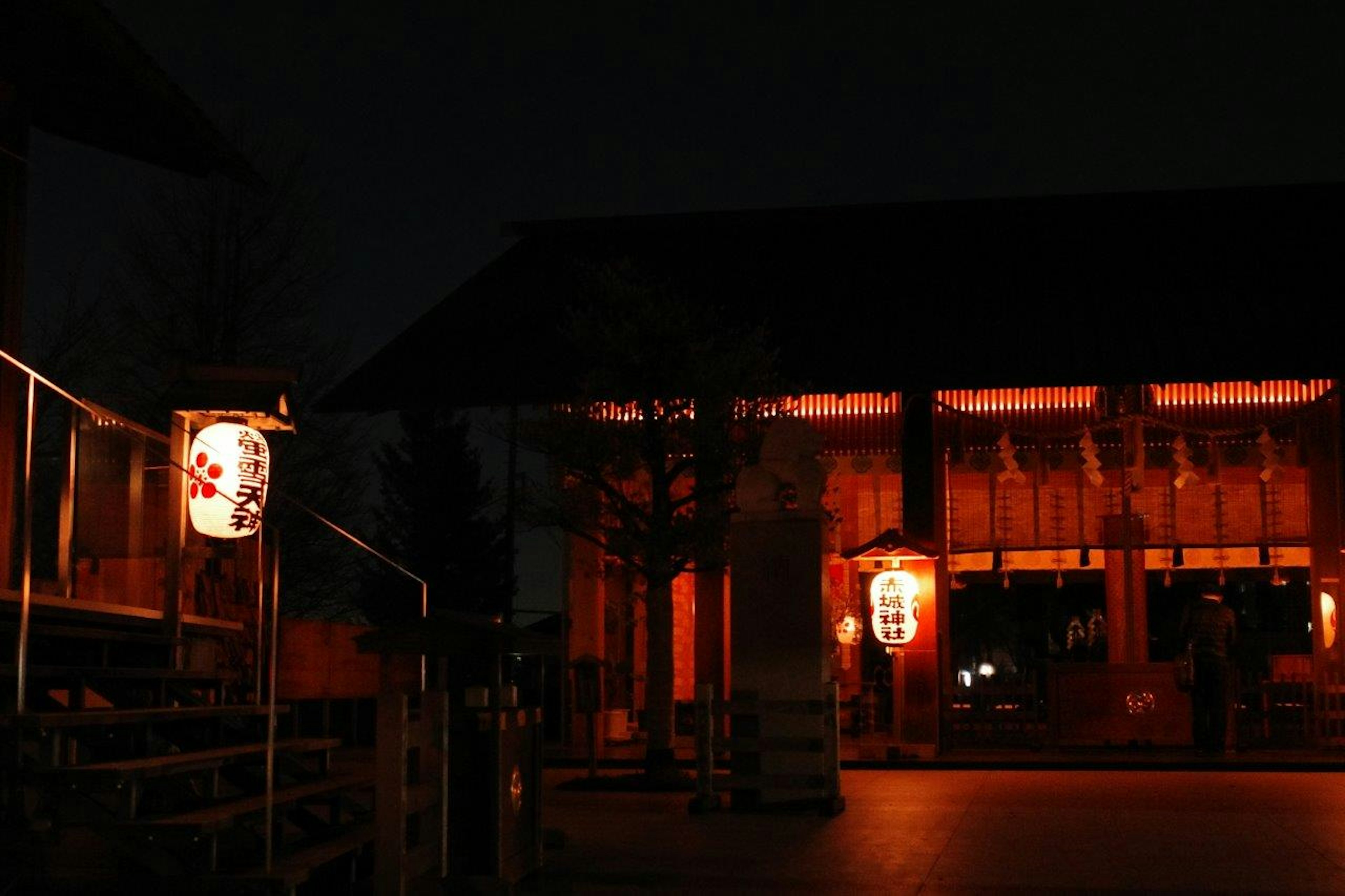 Bâtiment japonais la nuit avec éclairage de lanternes