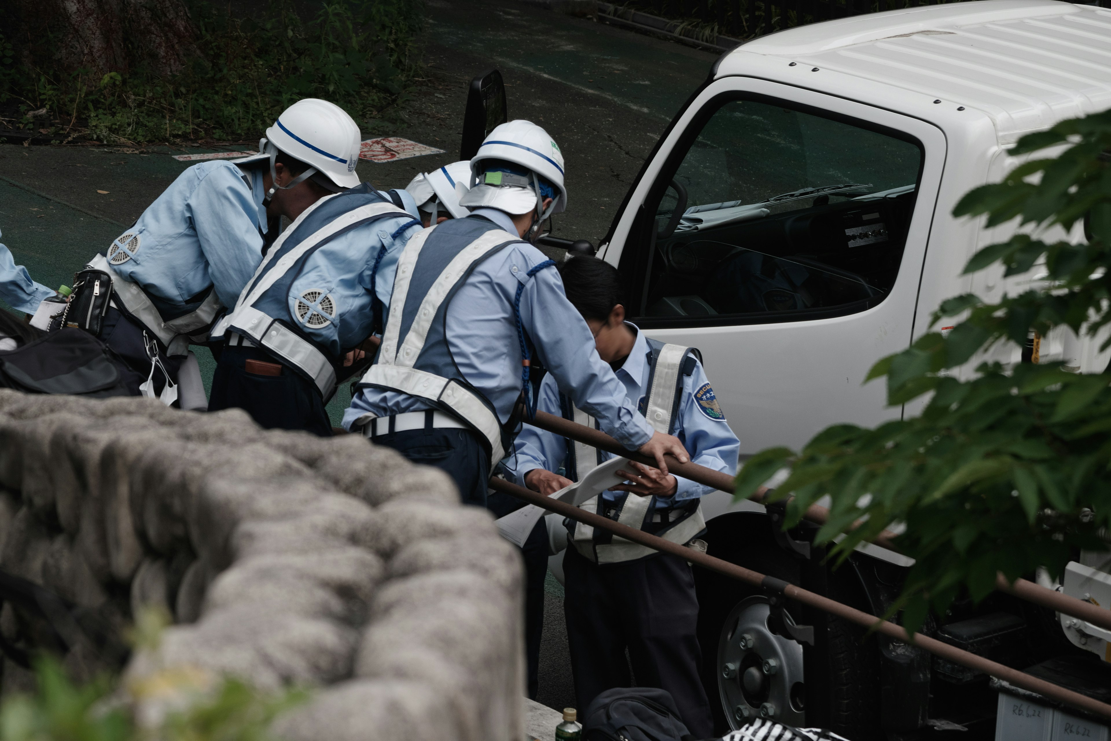 Polizisten arbeiten in der Nähe eines Fahrzeugs