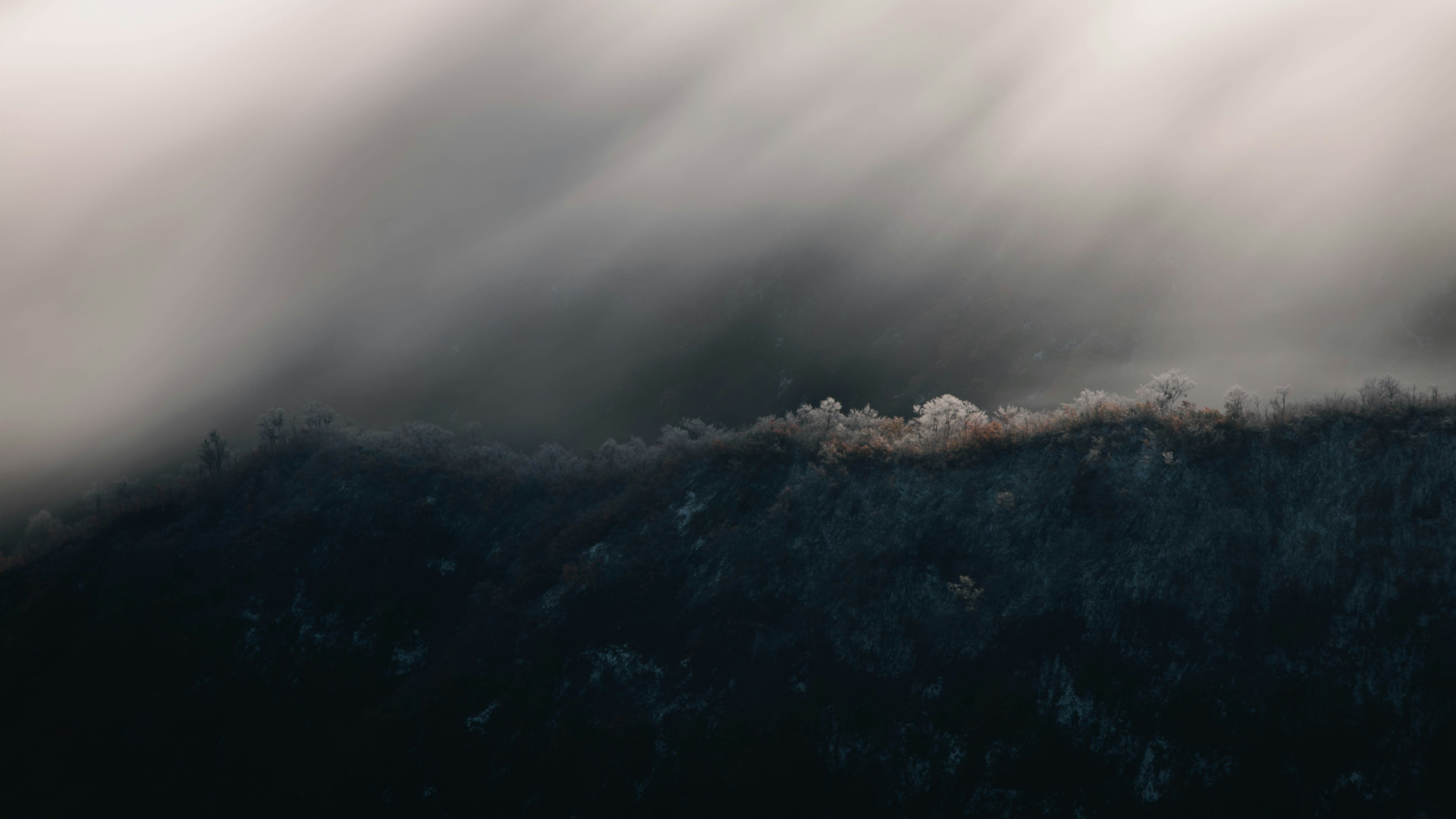 山の上に雲が流れる神秘的な風景