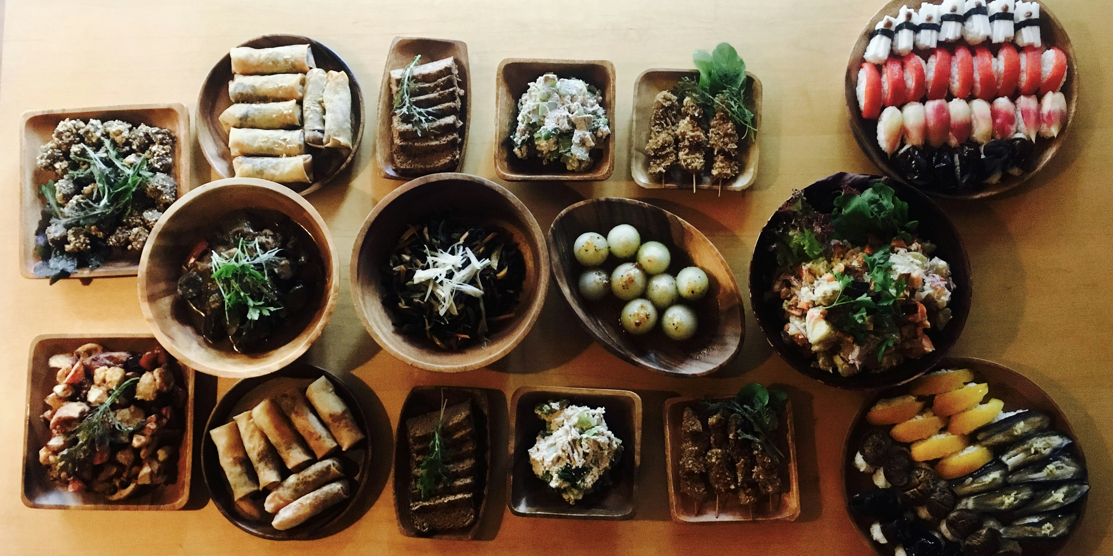 Une belle présentation de plats colorés disposés sur une table