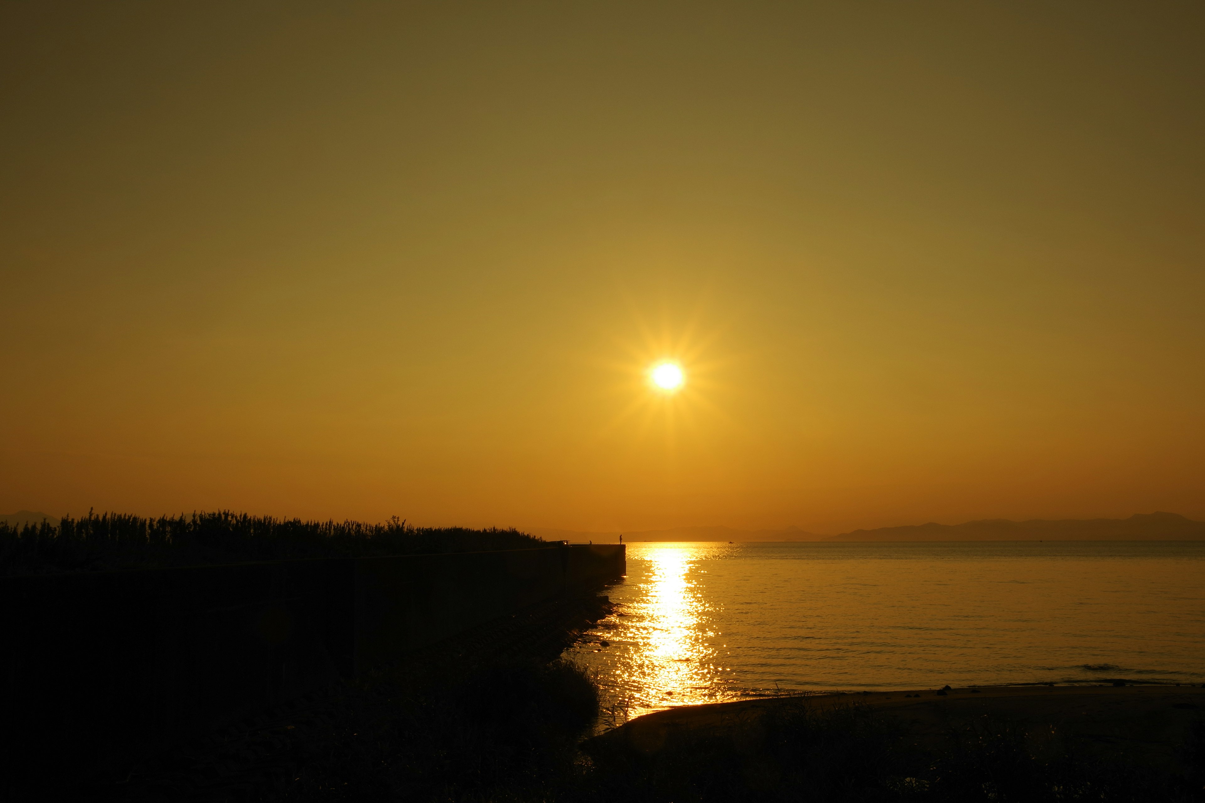 Schöner Sonnenuntergang, der sich im Meer spiegelt