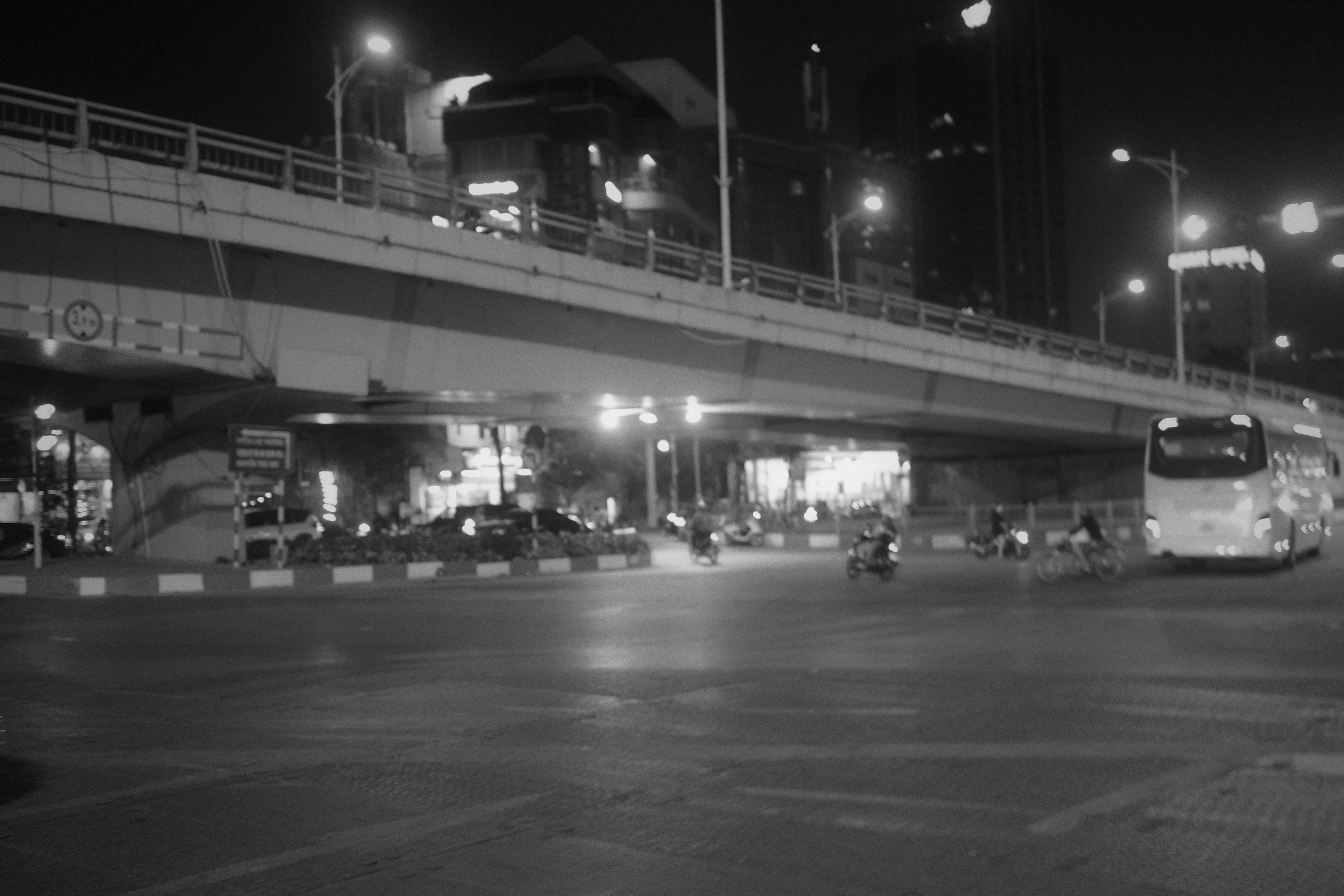 Scène urbaine nocturne avec circulation et viaduc