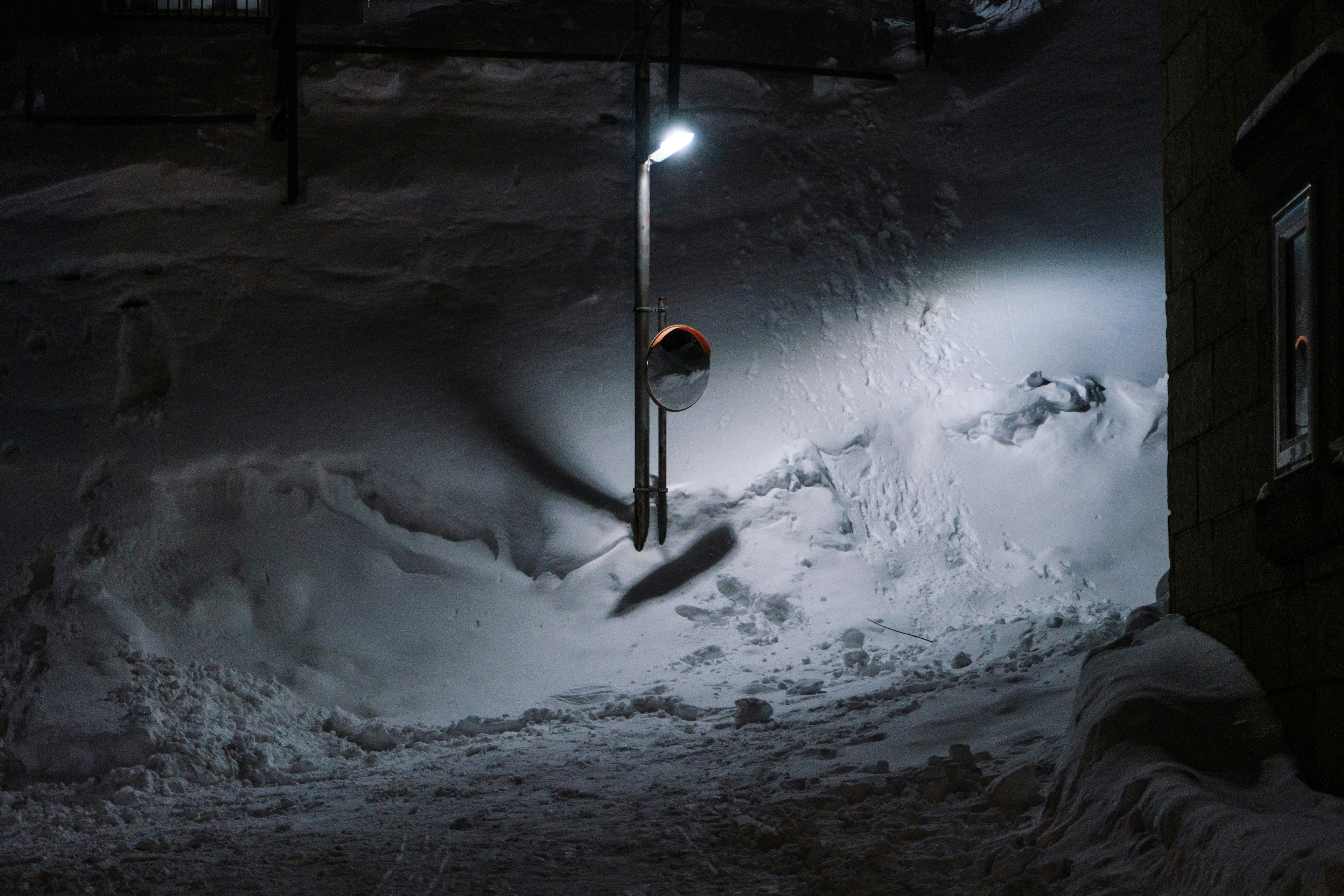 雪に覆われた夜の風景と街灯