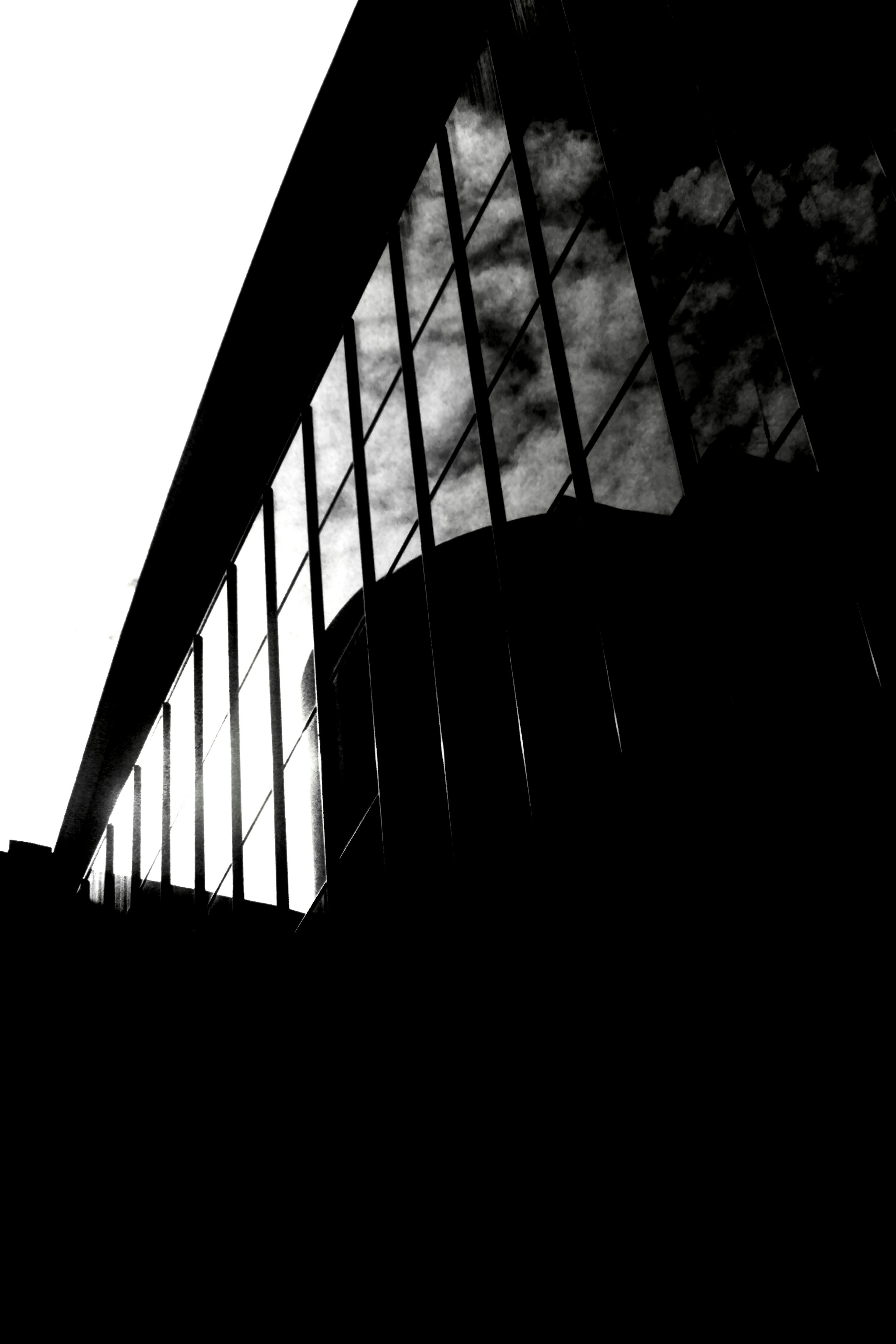 Reflet d'un bâtiment moderne en noir et blanc