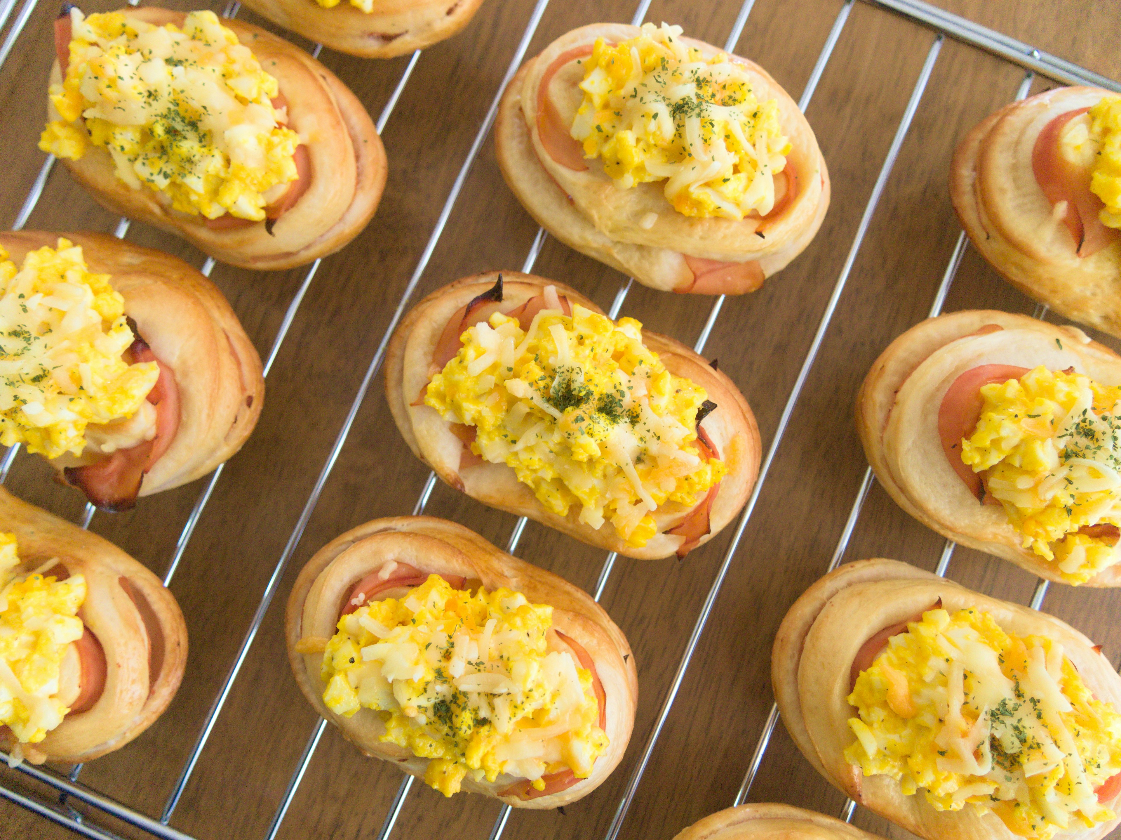 Pan horneado cubierto con relleno de huevo y verduras