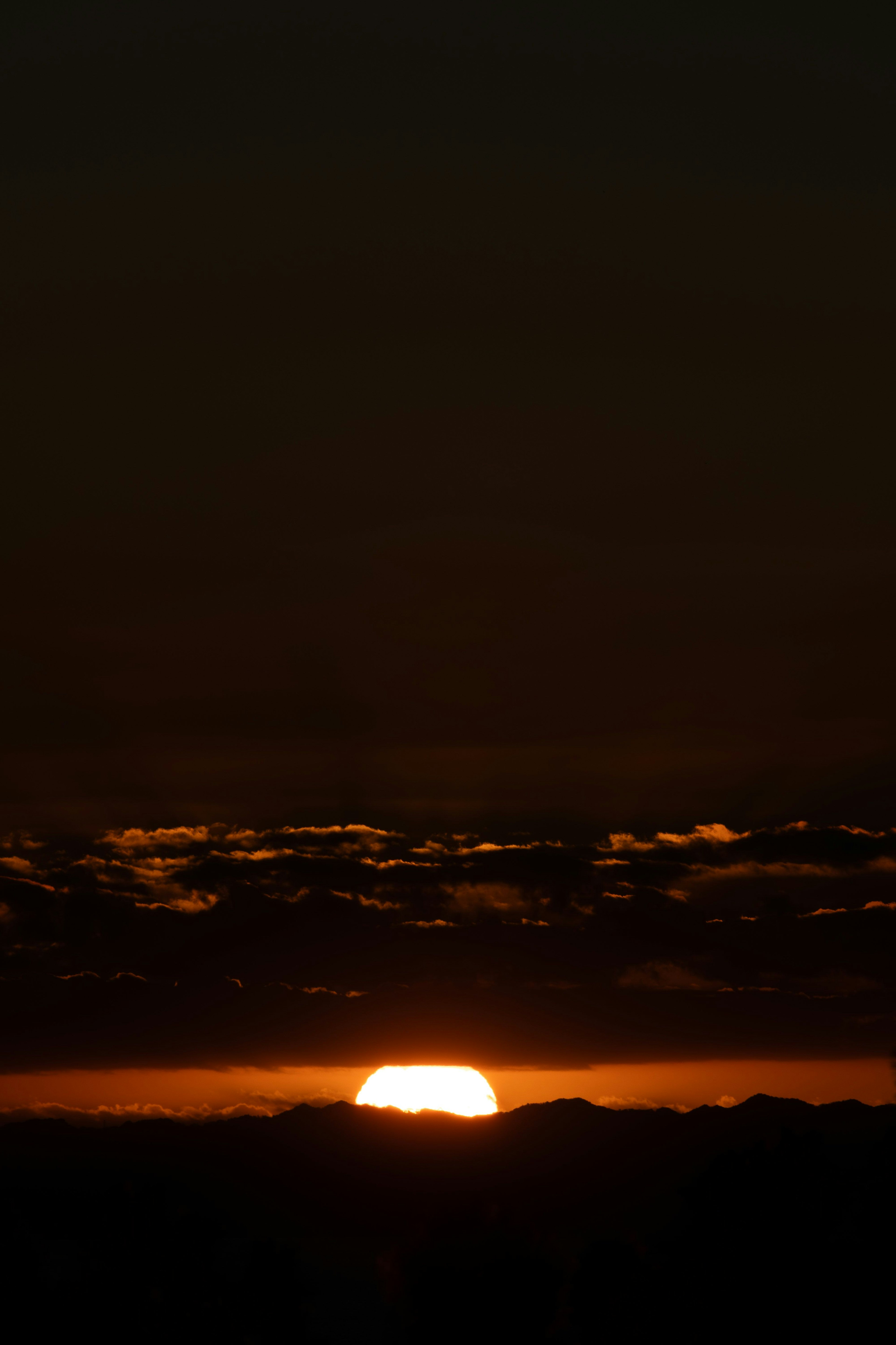 夕日が山の間から昇る美しい風景