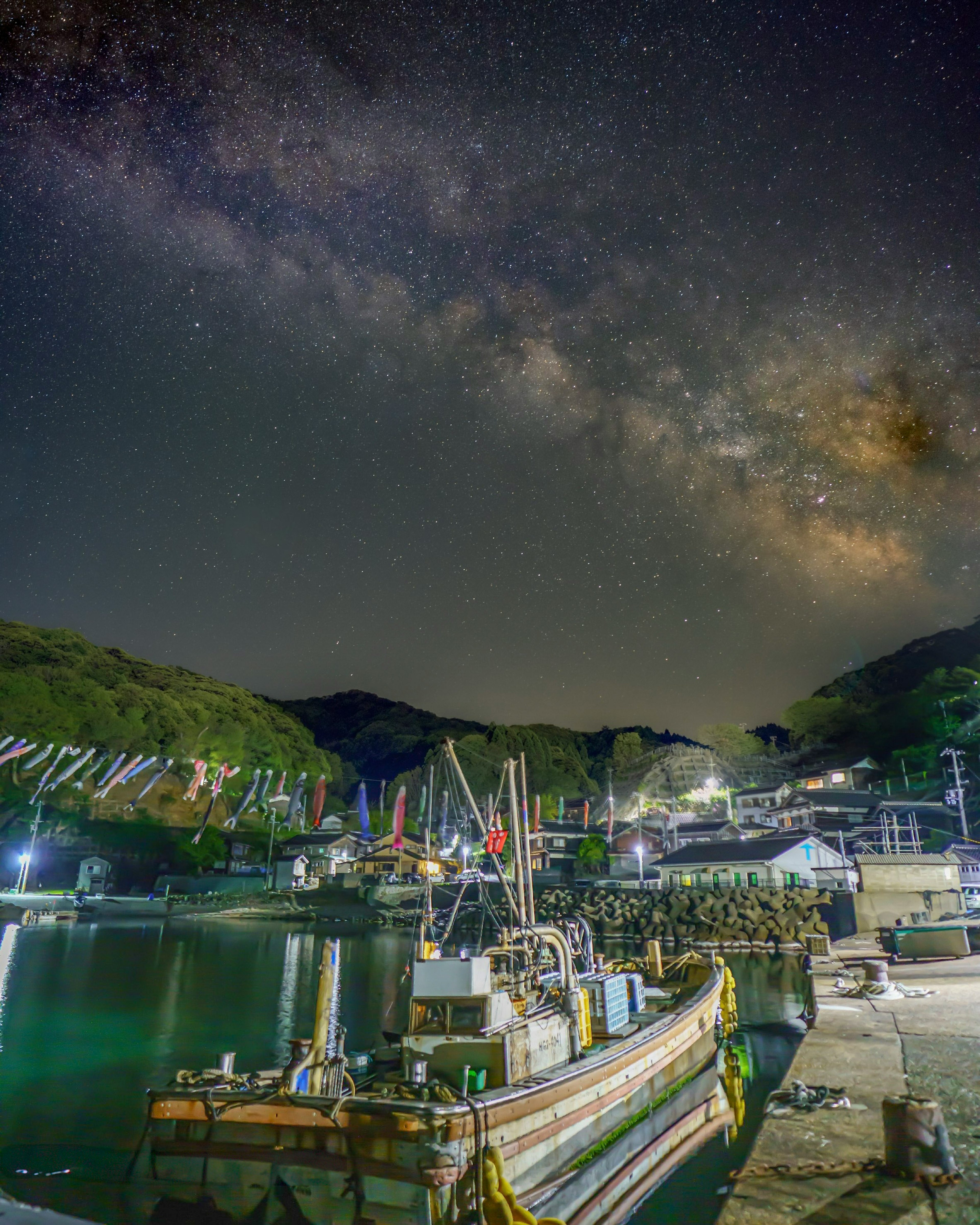 星空の下にある港と船の風景