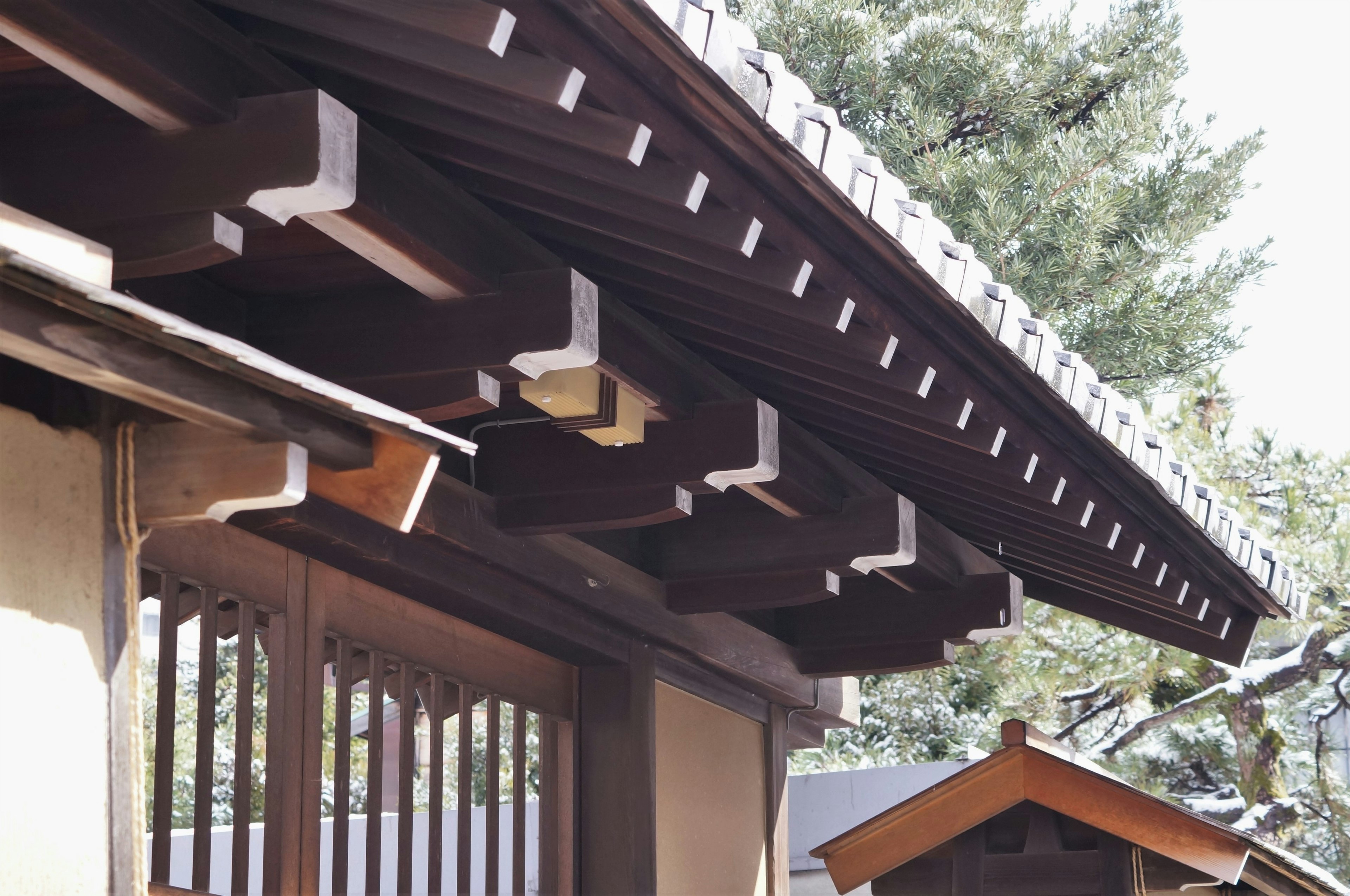 Detail des Daches einer traditionellen japanischen Architektur mit Holztexturen