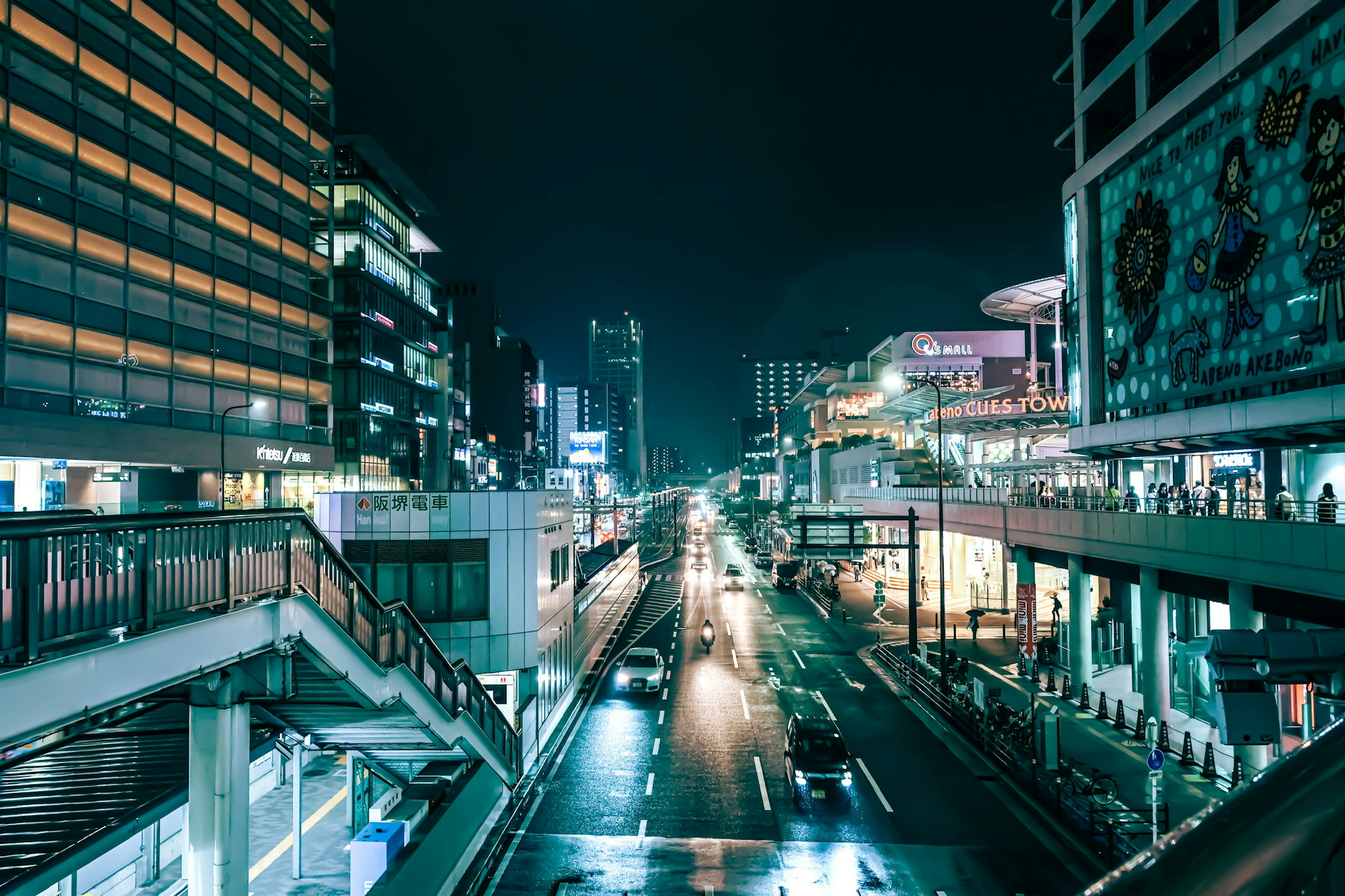 Nachtansicht einer Stadtlandschaft mit beleuchteten Gebäuden und Straßen