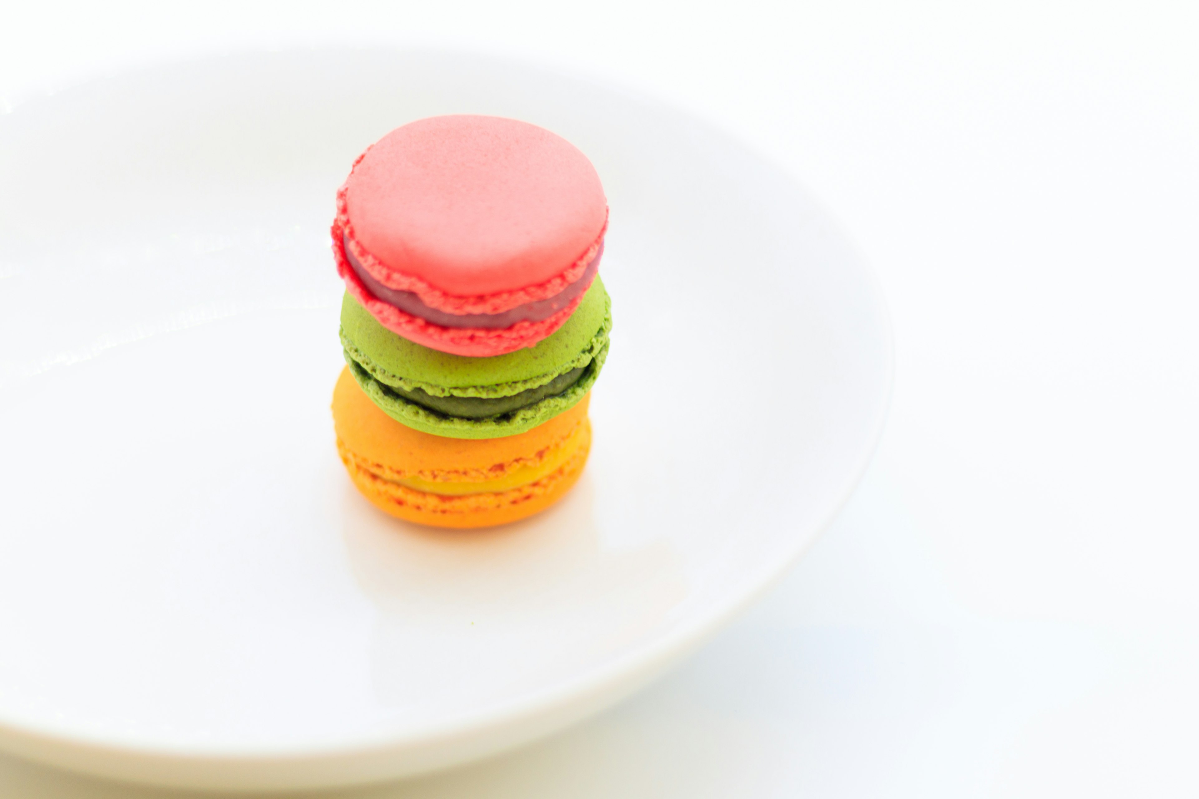 Macaron nhiều màu sắc xếp chồng lên đĩa