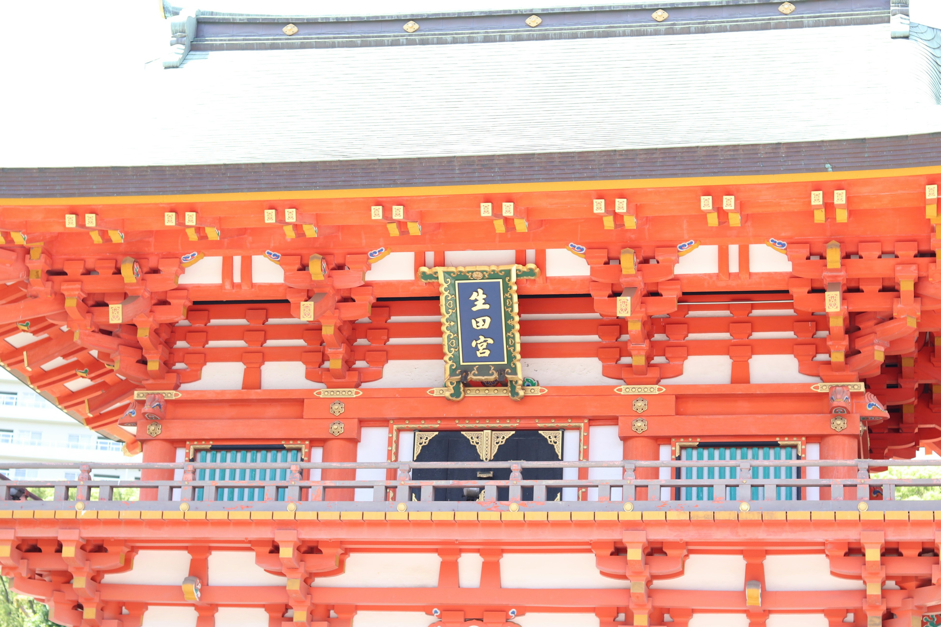 傳統神社建築，紅色木樑和裝飾元素