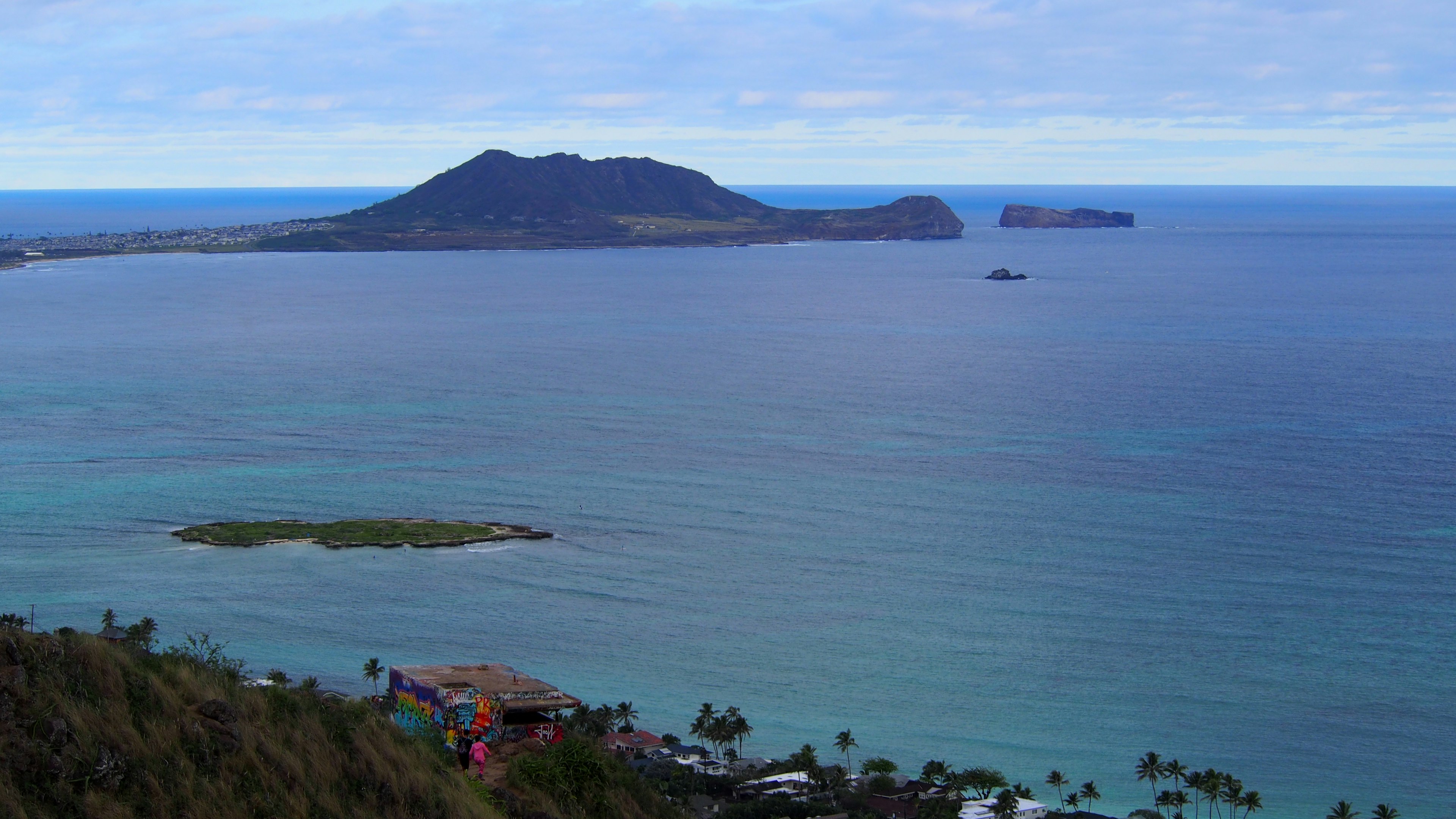 海洋和島嶼的美麗景色，背景是山脈