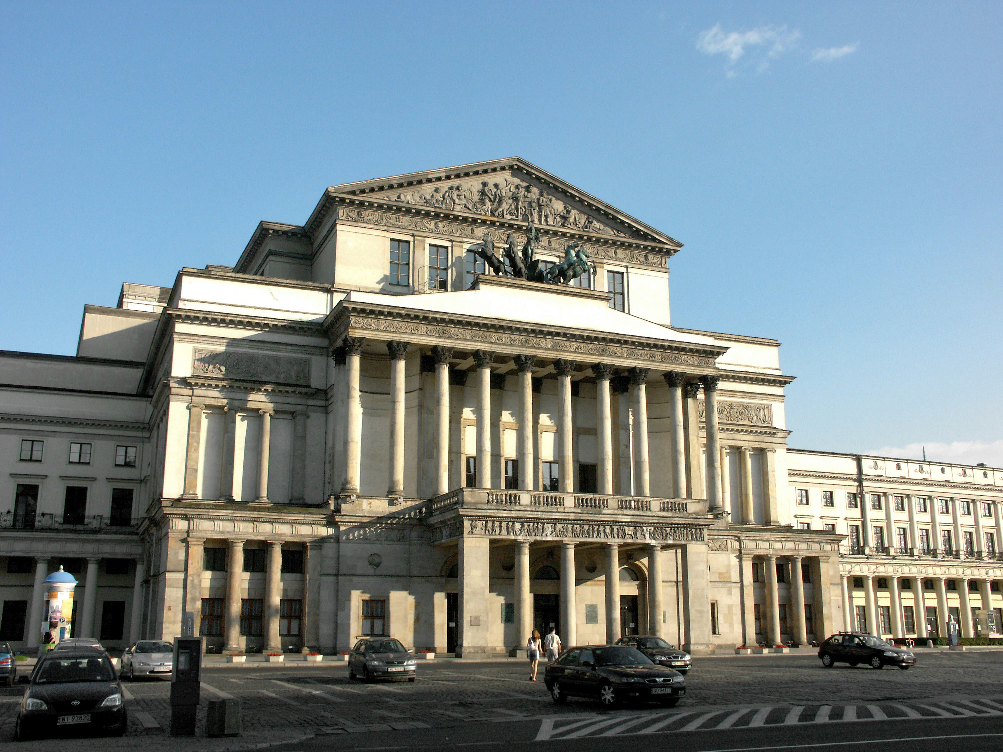 Fasad megah dari Opera Nasional Warsawa dengan kolom dan patung yang mengesankan