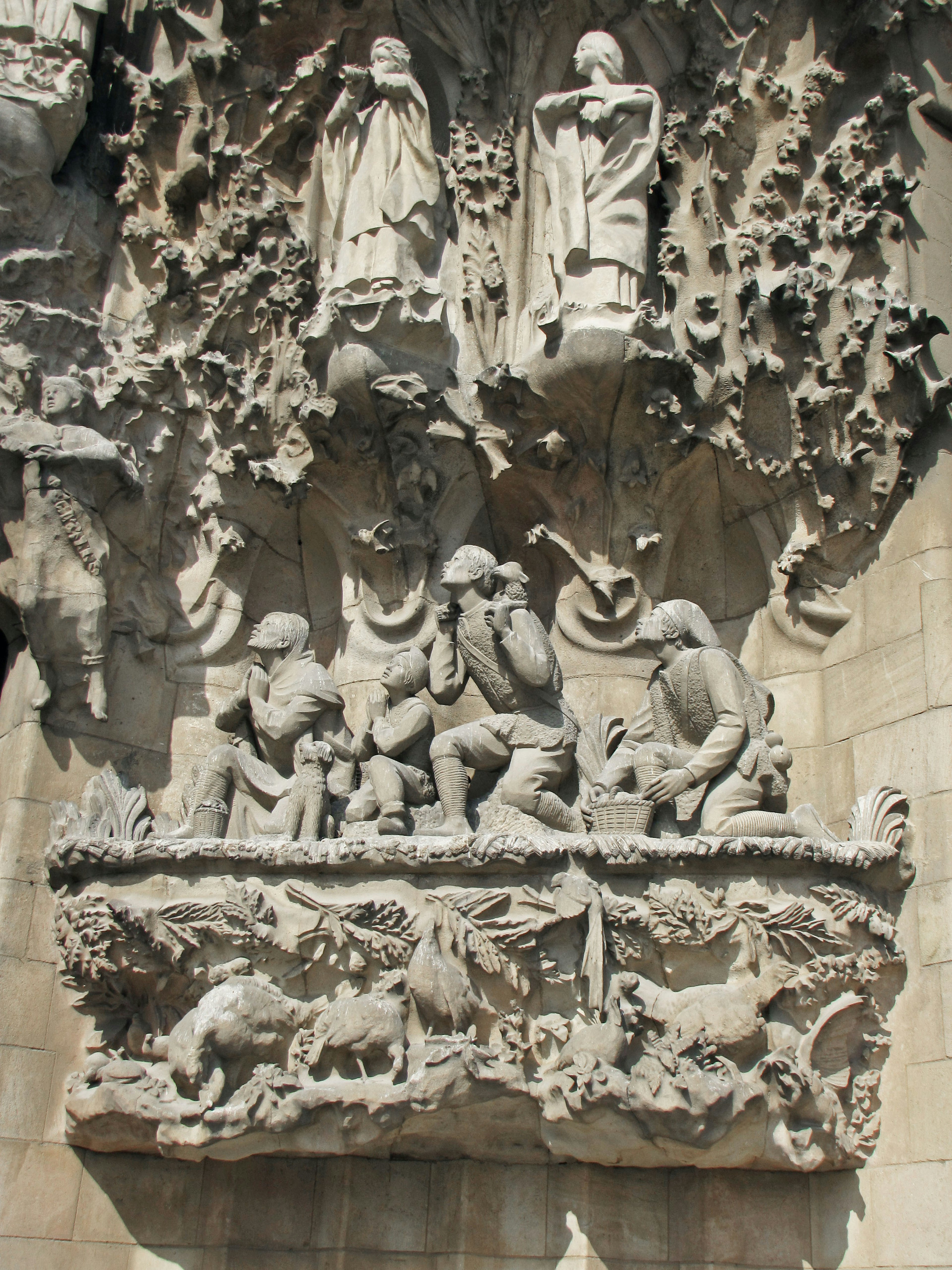 Skulpturales Relief der Sagrada Familia in Barcelona, das Heilige und Tiere darstellt