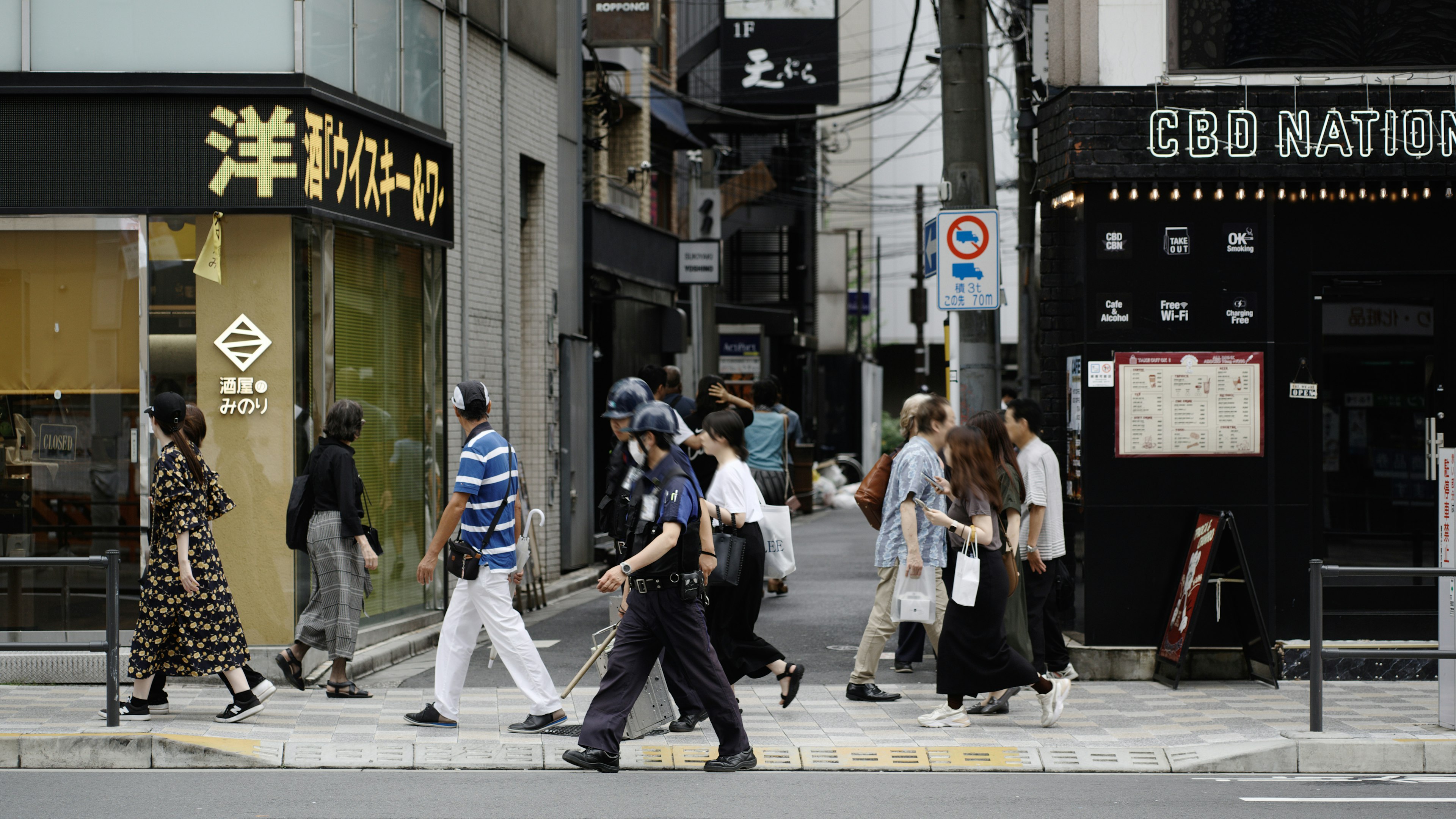 东京街景，有行人穿着各种服装走过