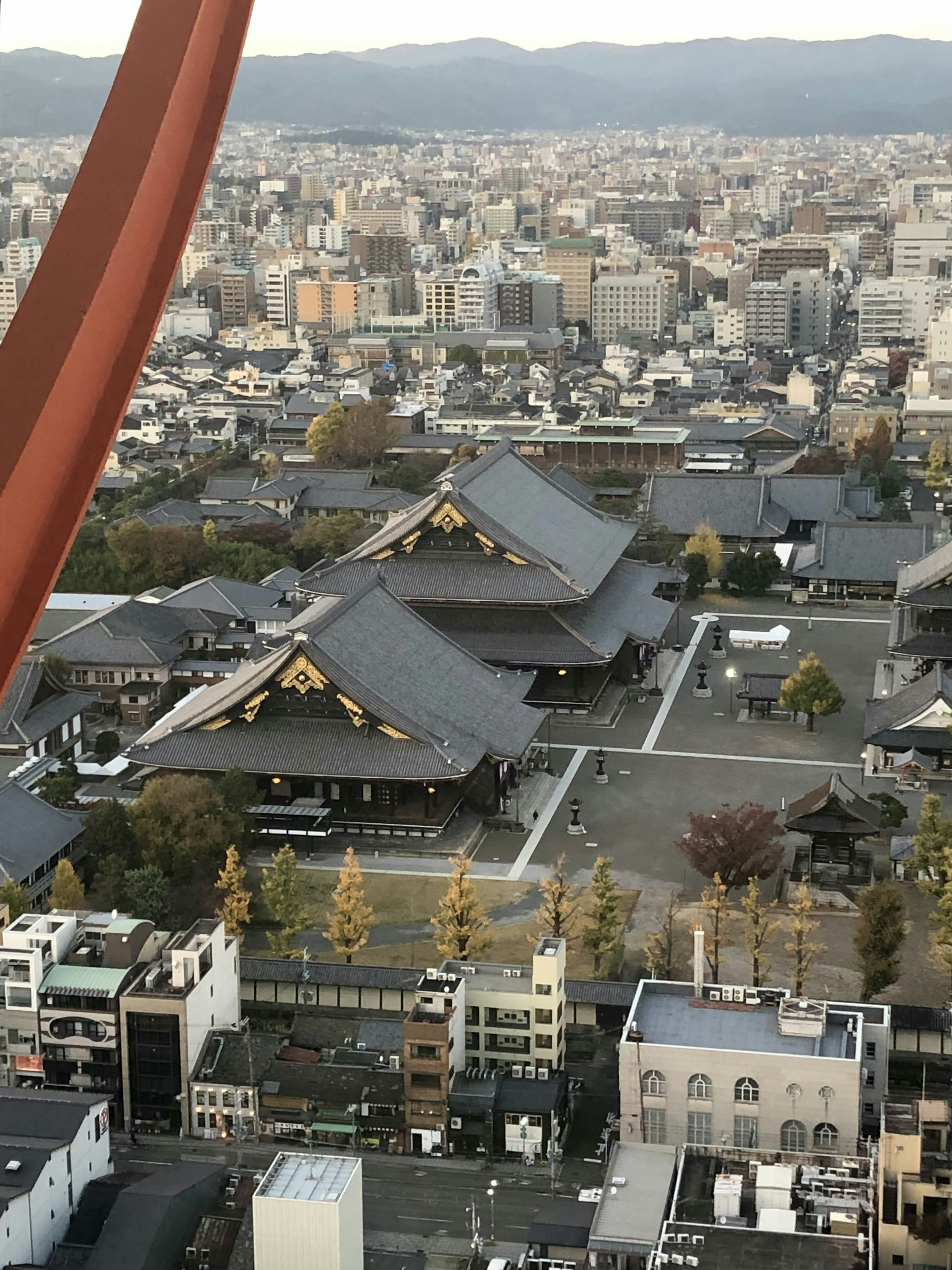 Vue des bâtiments traditionnels et du paysage urbain de Kyoto depuis un gratte-ciel