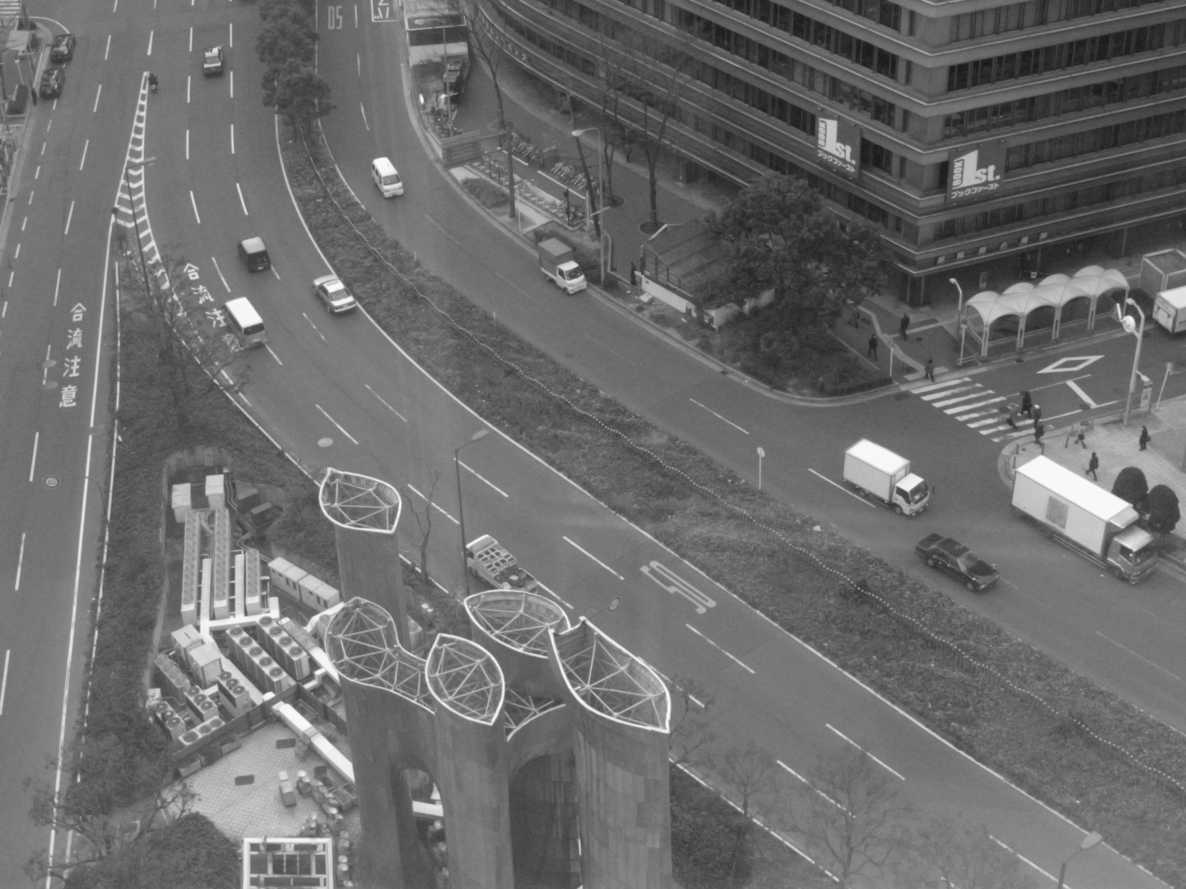 Luftaufnahme einer Straßenkreuzung mit einem Hochhaus