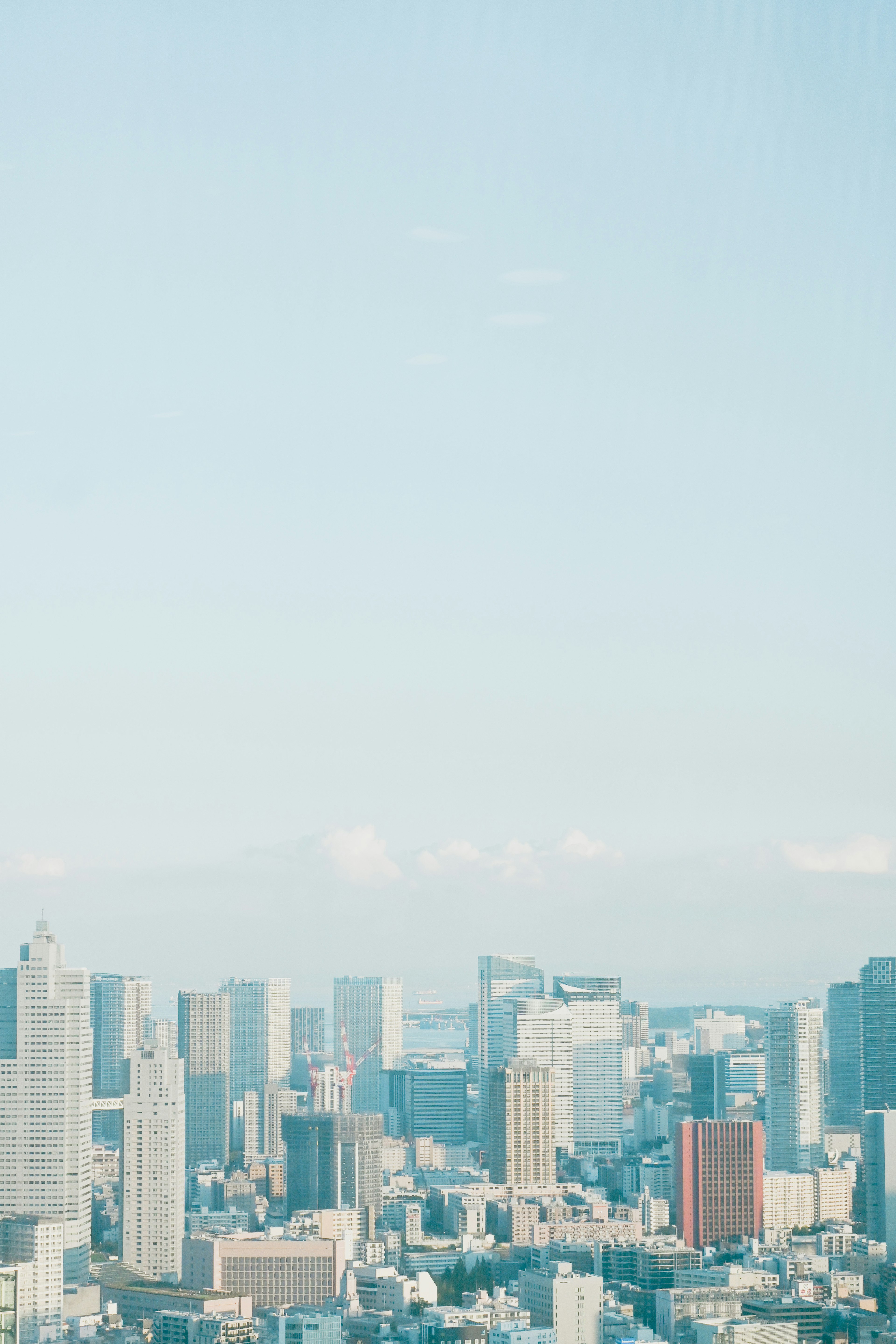 Skyline de la ville sous un ciel bleu clair avec des gratte-ciel