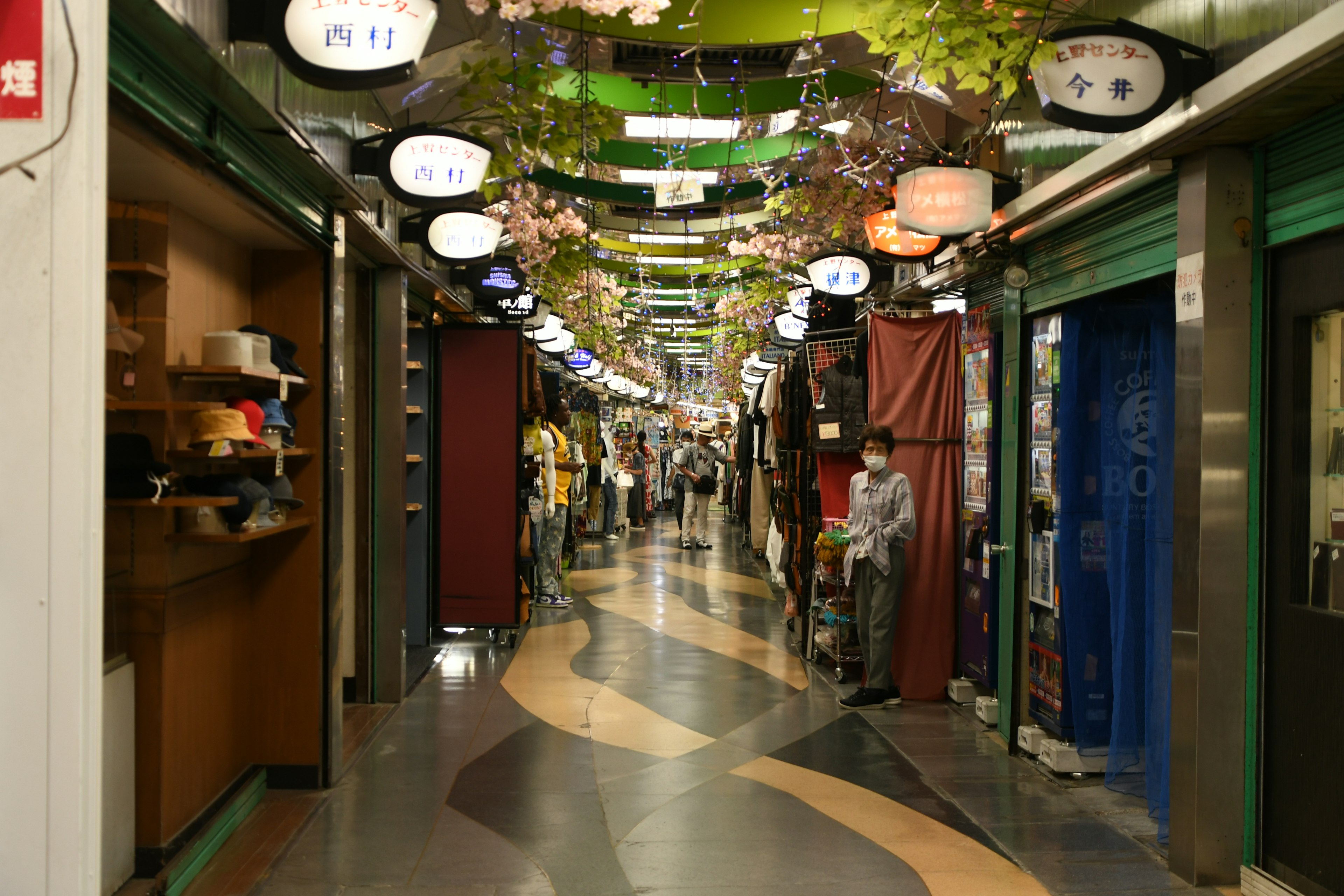 Pasillo de una arcade comercial vibrante adornado con luces coloridas y decoraciones