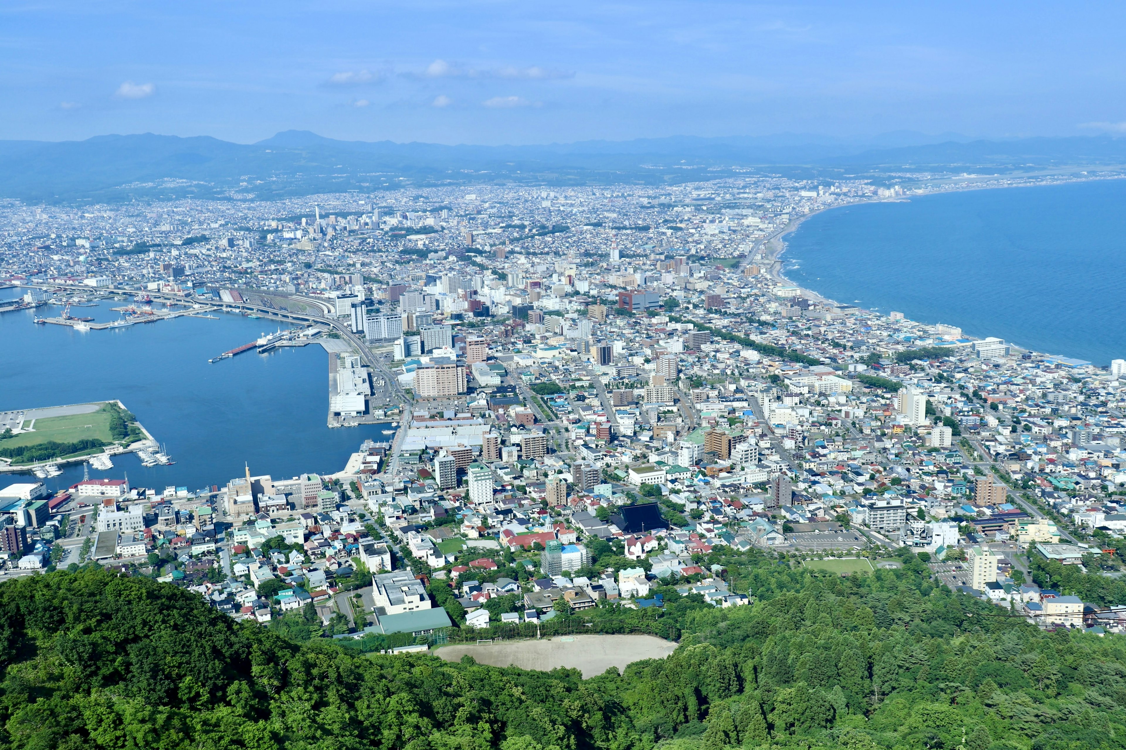 Panoramablick auf die Stadt Hakodate und die Küste