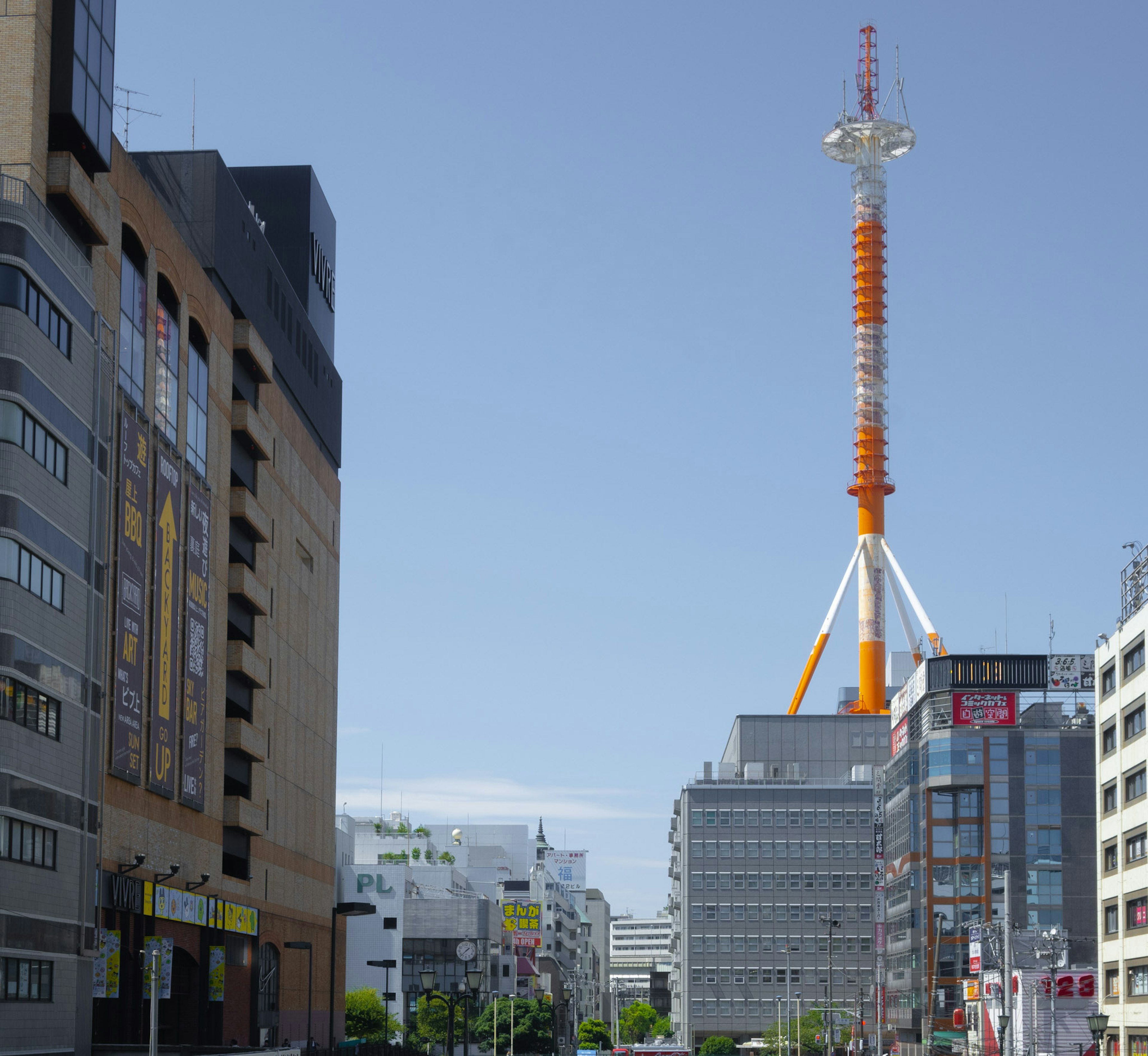 Menara TV Nagoya dengan bangunan sekitarnya dalam lanskap perkotaan