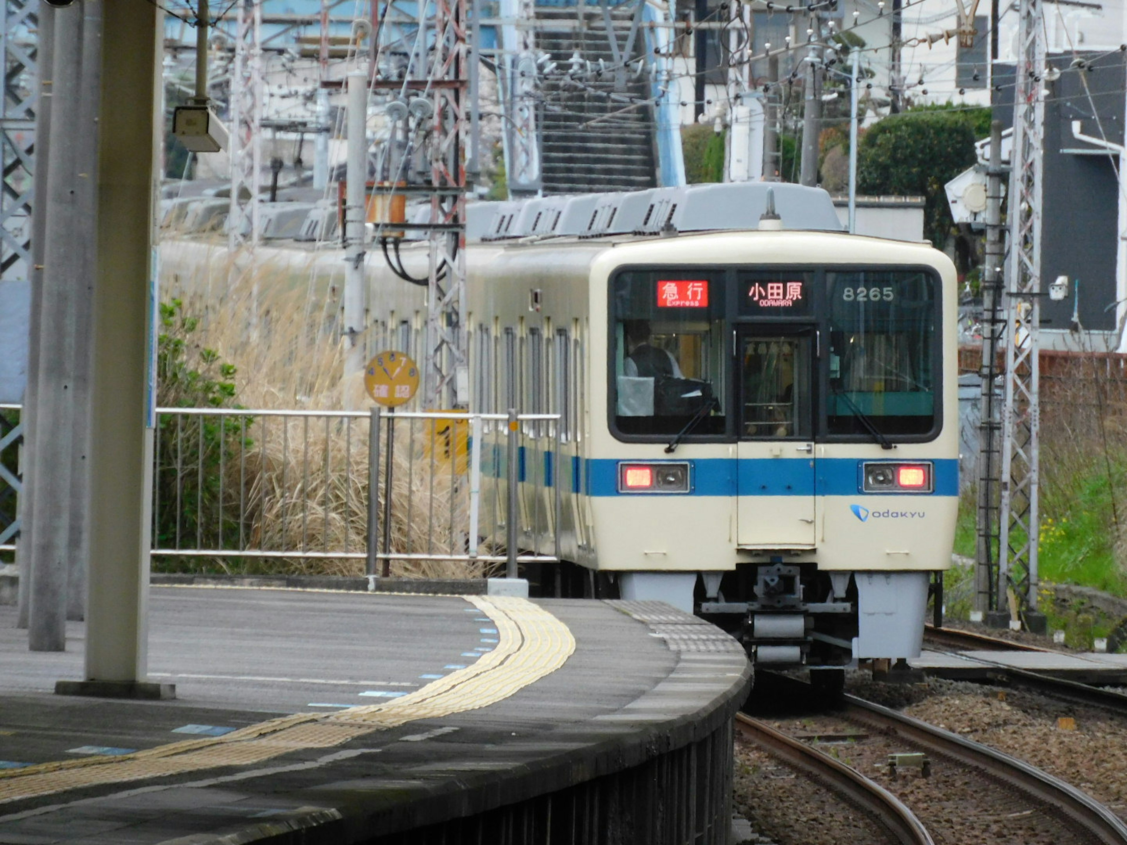 駅に接近する白と青の電車